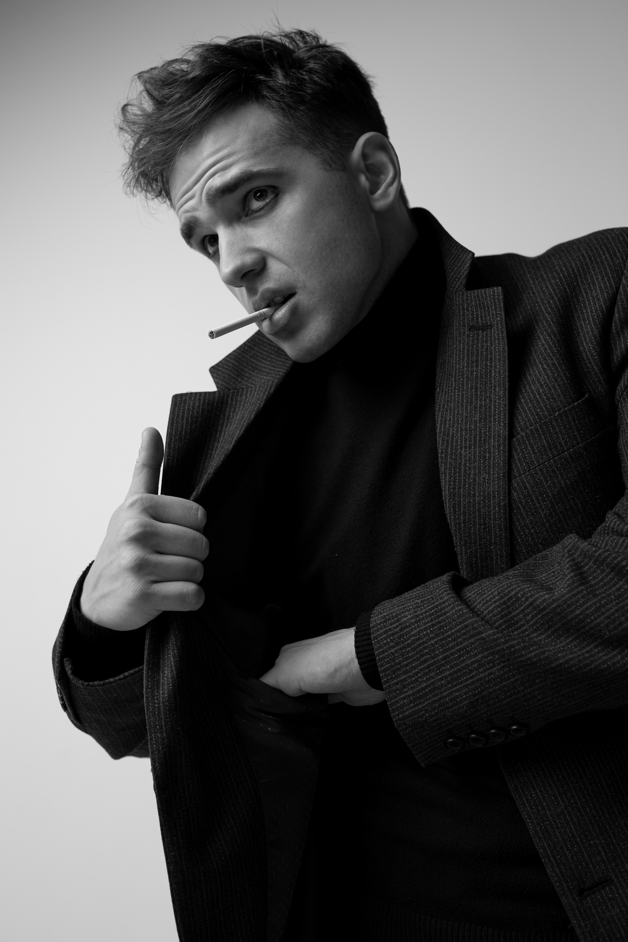 Фотосессия актёра Владислава Чербаева в студии с противогазом и без. Фотограф в Москве Анна Яковлева