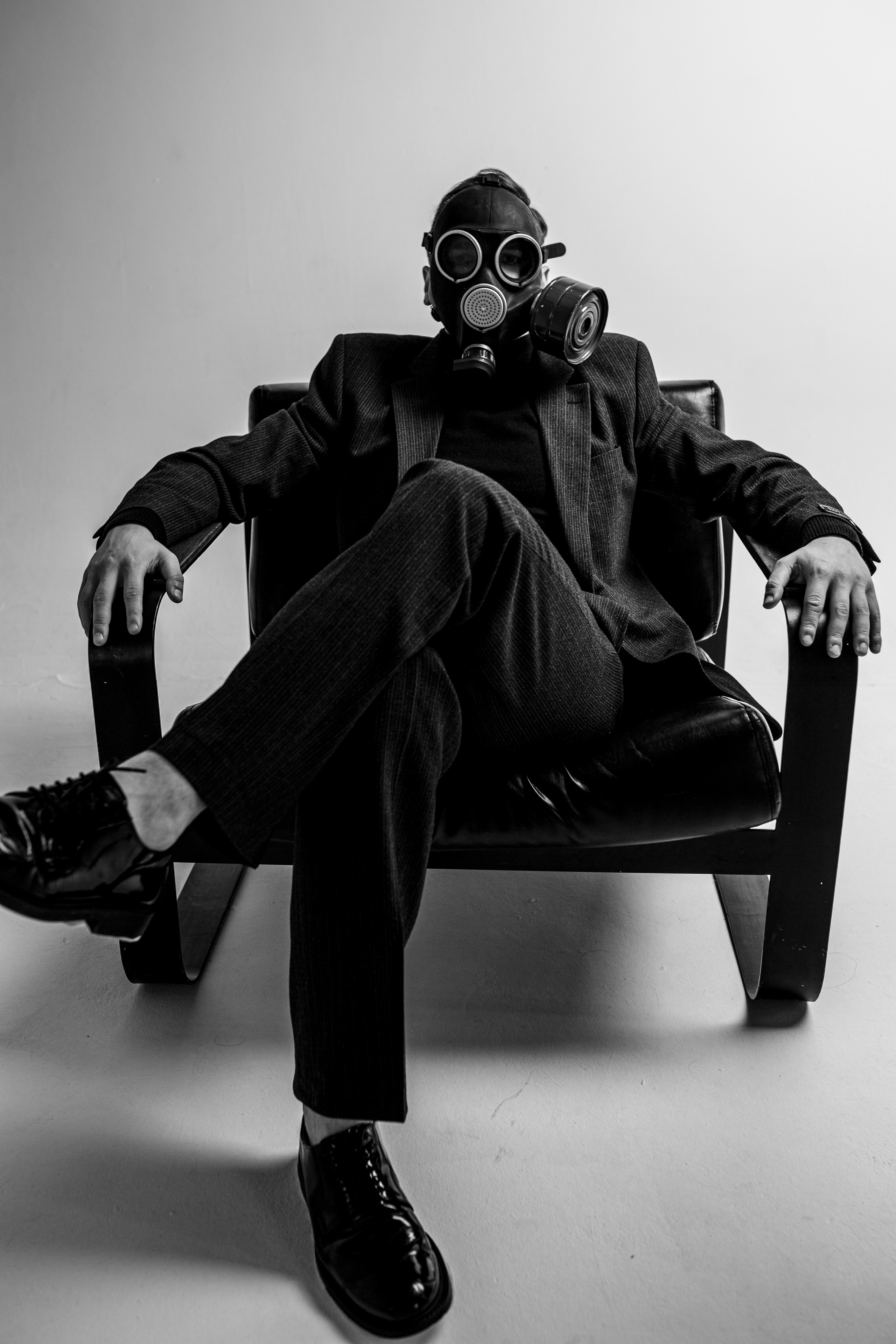 Фотосессия актёра Владислава Чербаева в студии с противогазом и без. Фотограф в Москве Анна Яковлева