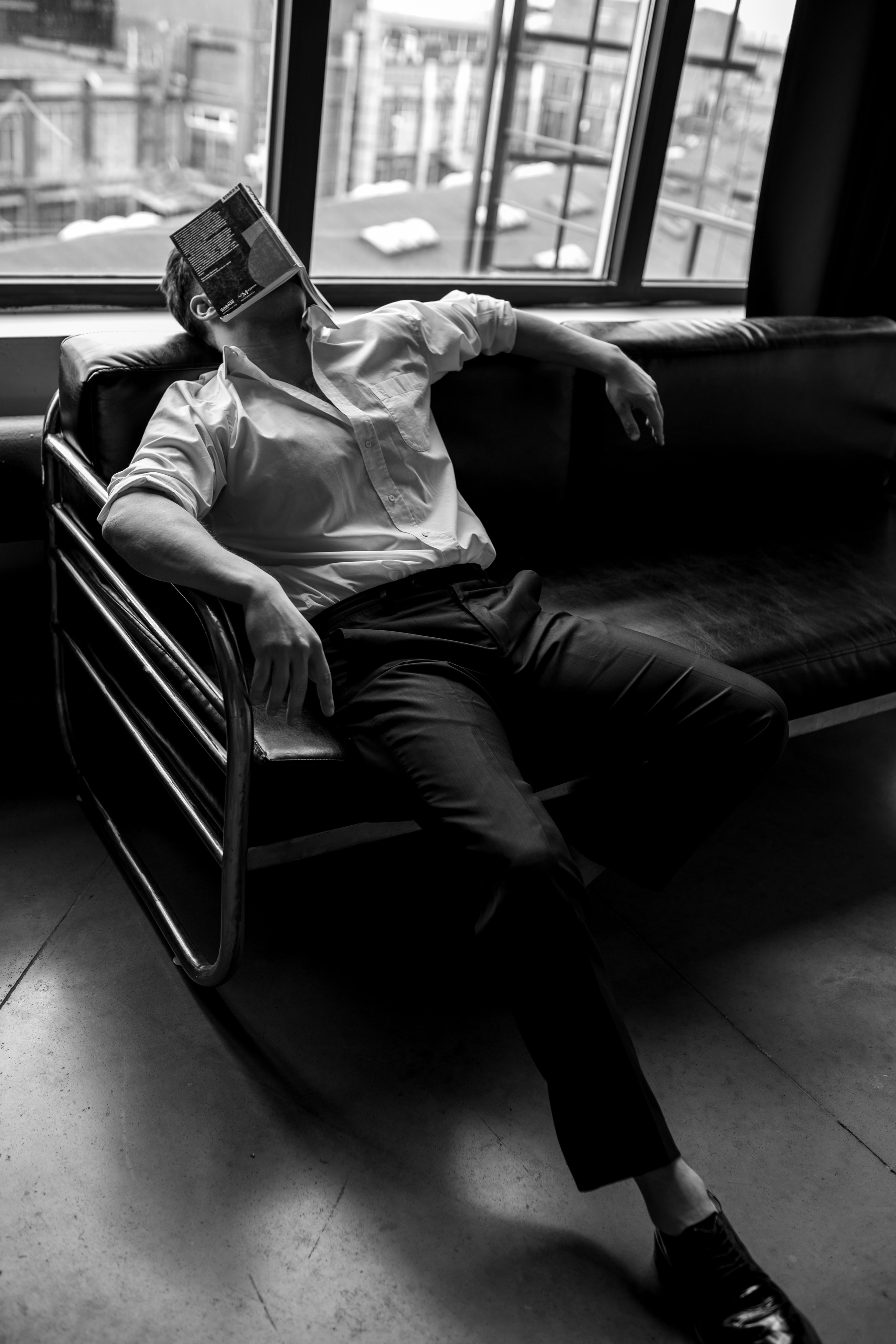 Фотосессия актёра Владислава Чербаева в студии с противогазом и без. Фотограф в Москве Анна Яковлева