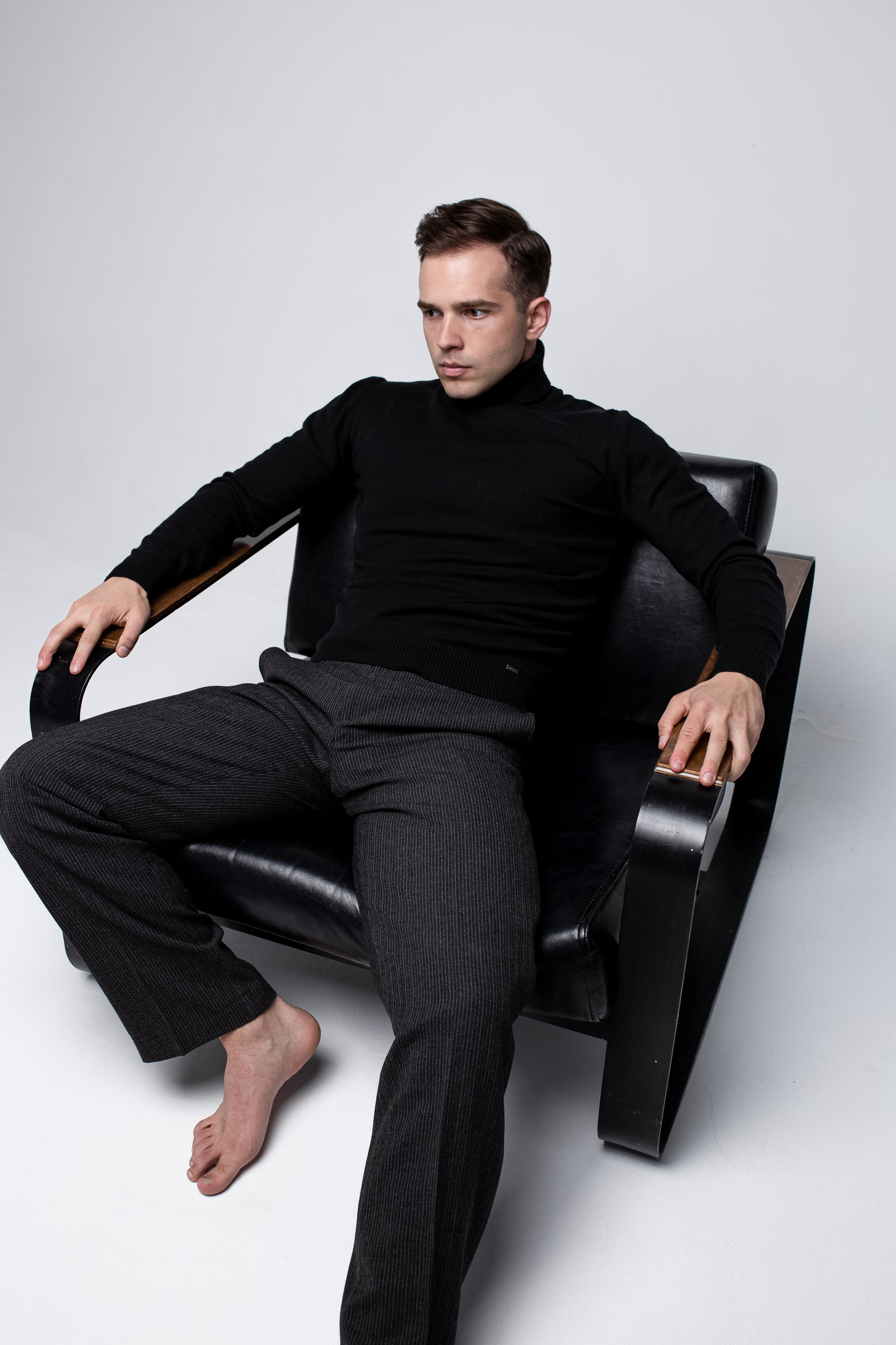 Фотосессия актёра Владислава Чербаева в студии с противогазом и без. Фотограф в Москве Анна Яковлева