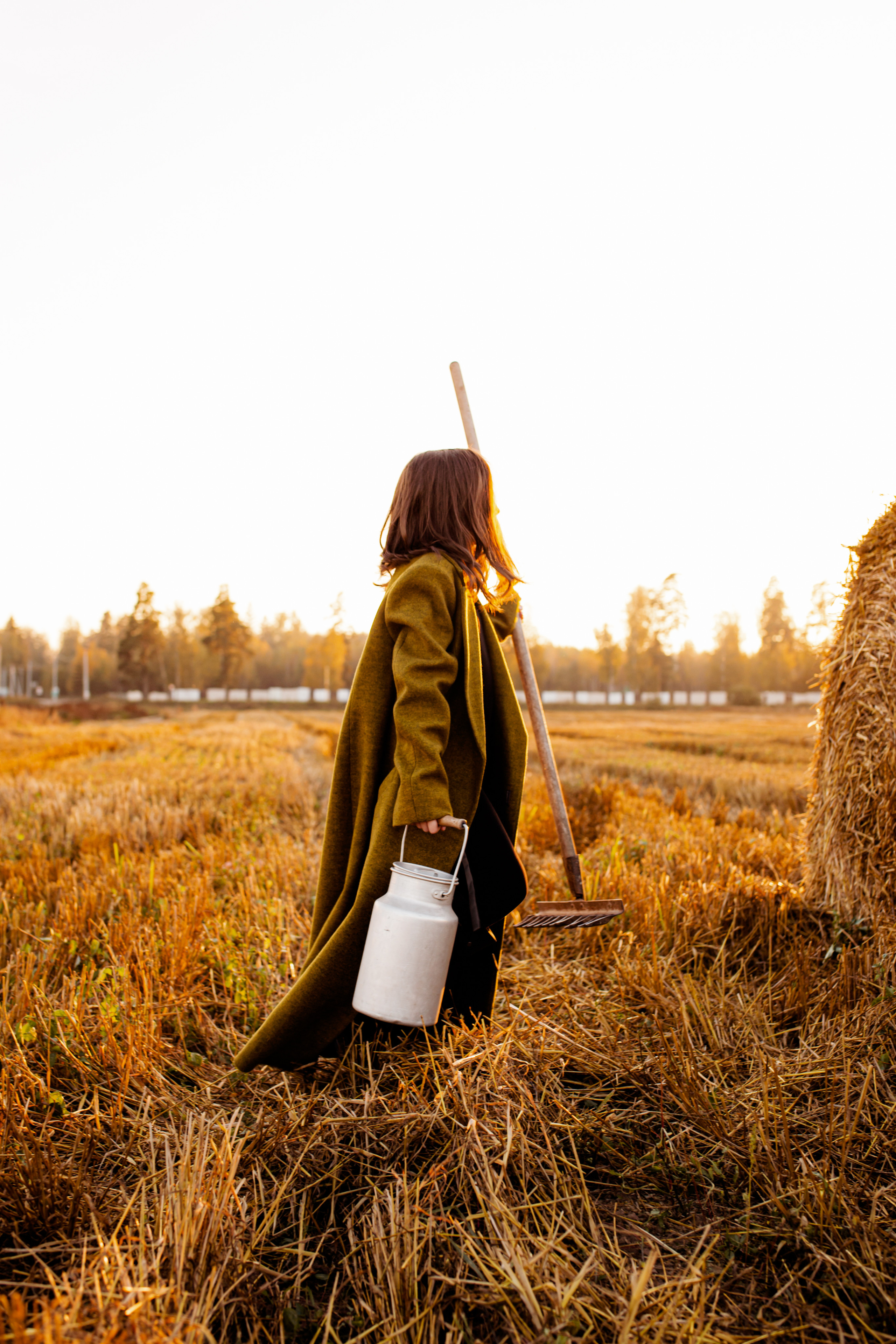 Фотосессия на закате в поле со стогами сена.
