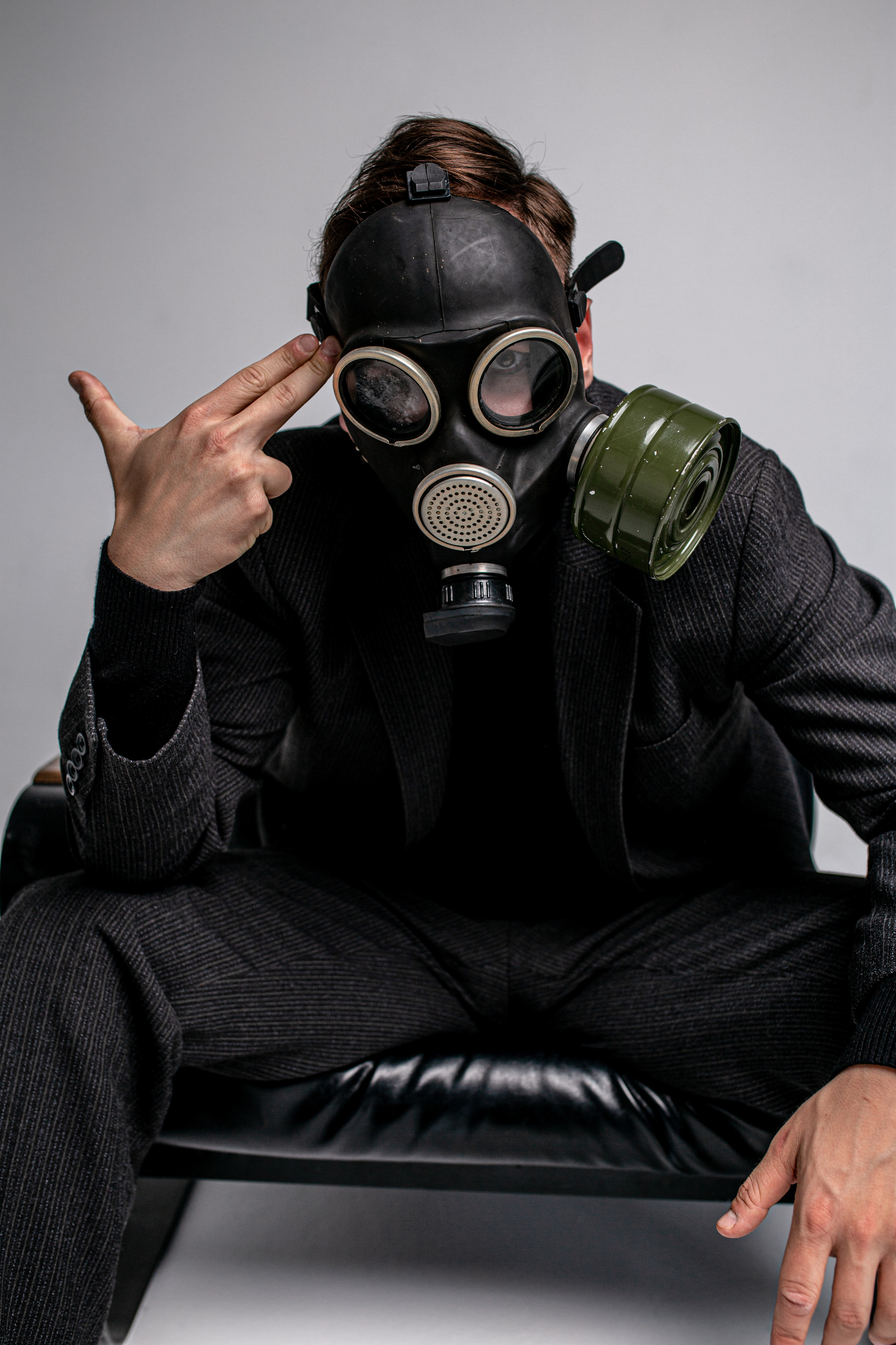 Фотосессия актёра Владислава Чербаева в студии с противогазом и без. Фотограф в Москве Анна Яковлева