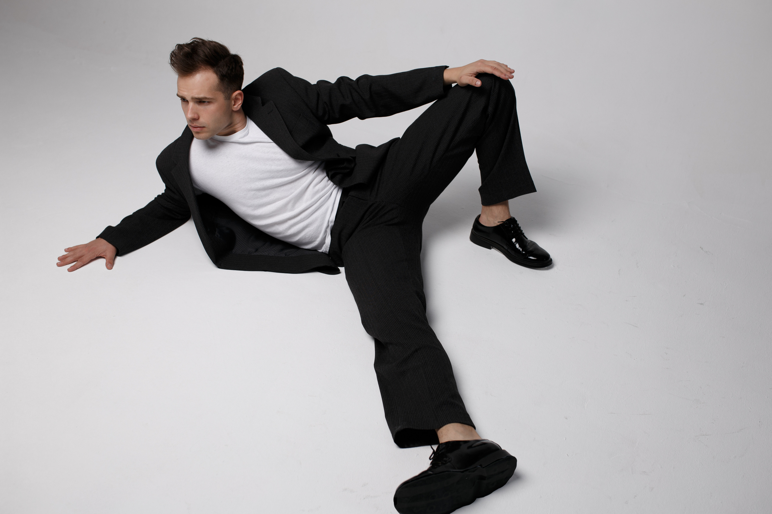 Фотосессия актёра Владислава Чербаева в студии с противогазом и без. Фотограф в Москве Анна Яковлева