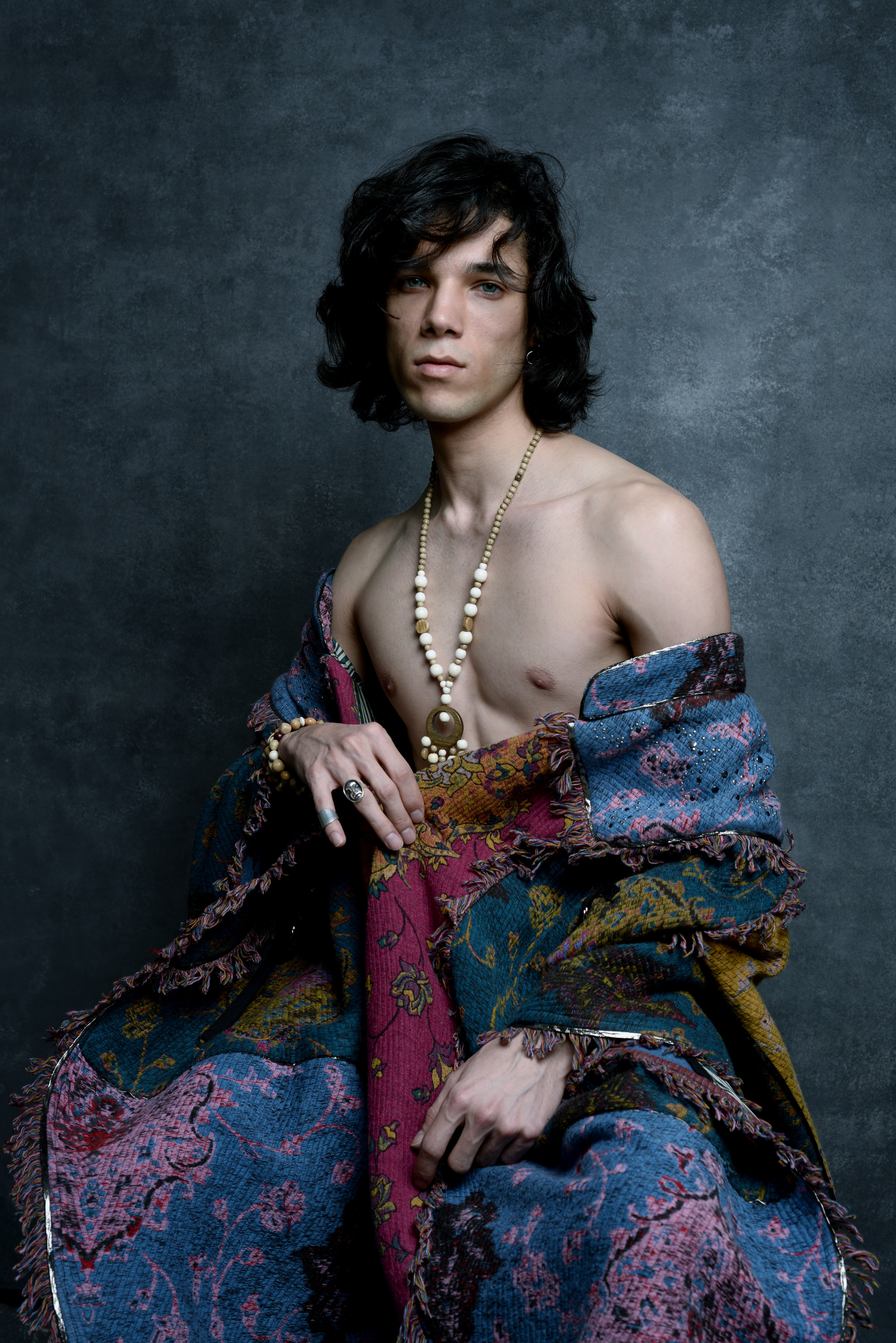 мужская фотосессия в стиле бохо, мужское ню, парень в цветной накидке и с  деревянными украшениями 