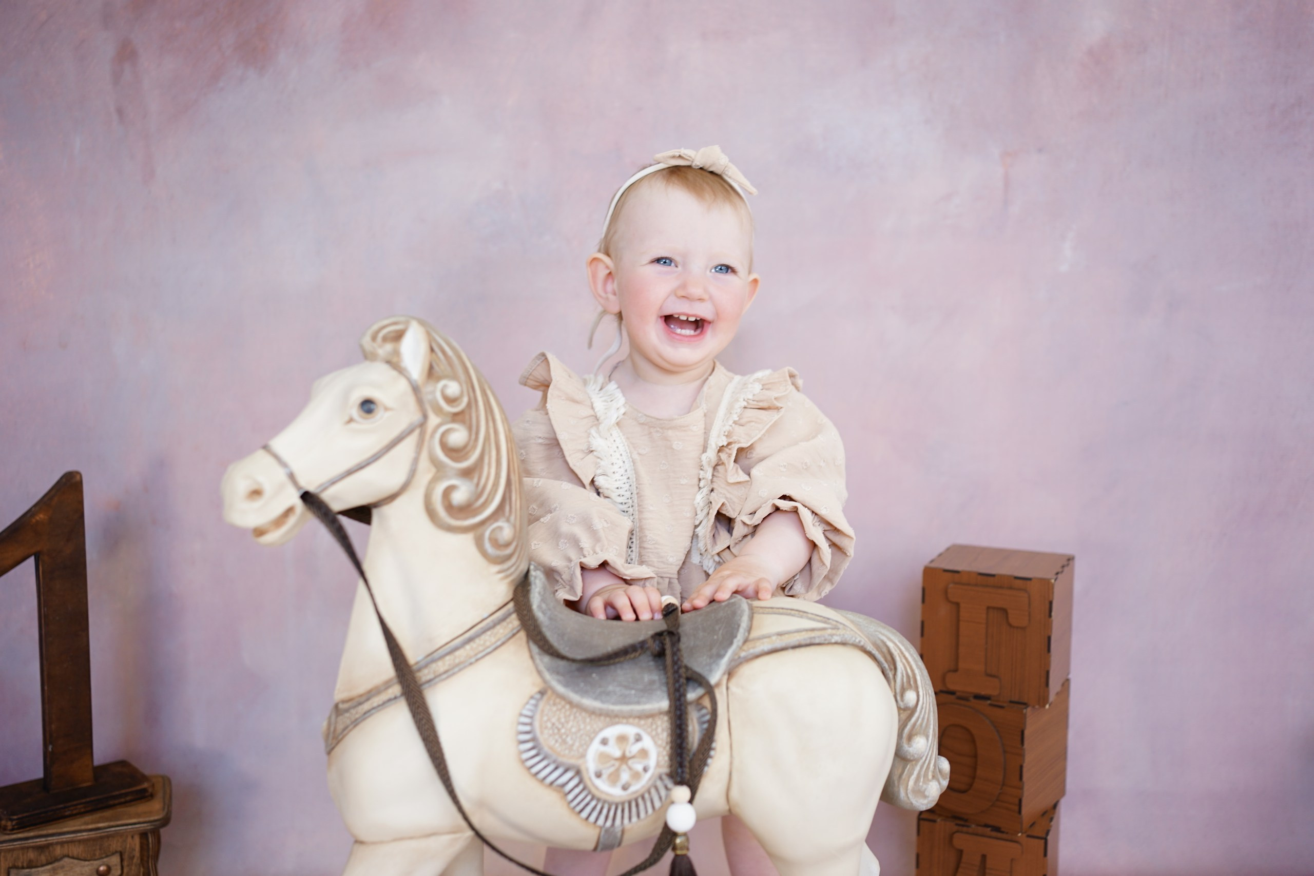 Фотозоны на ХОЛСТЕ. Детская Фотостудия ГОДОВАСИКИ в Санкт-Петербурге фотосесия на годик