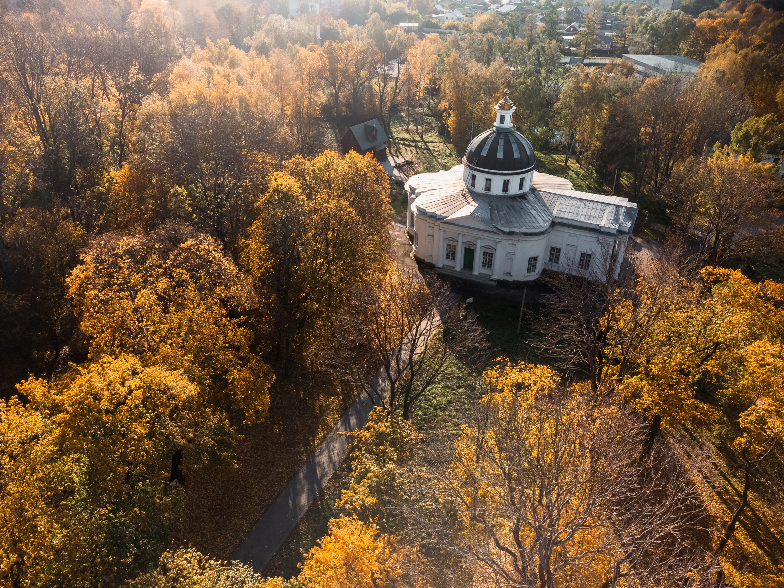 Церковь Казанской иконы Божией Матери в Богородицке осенью