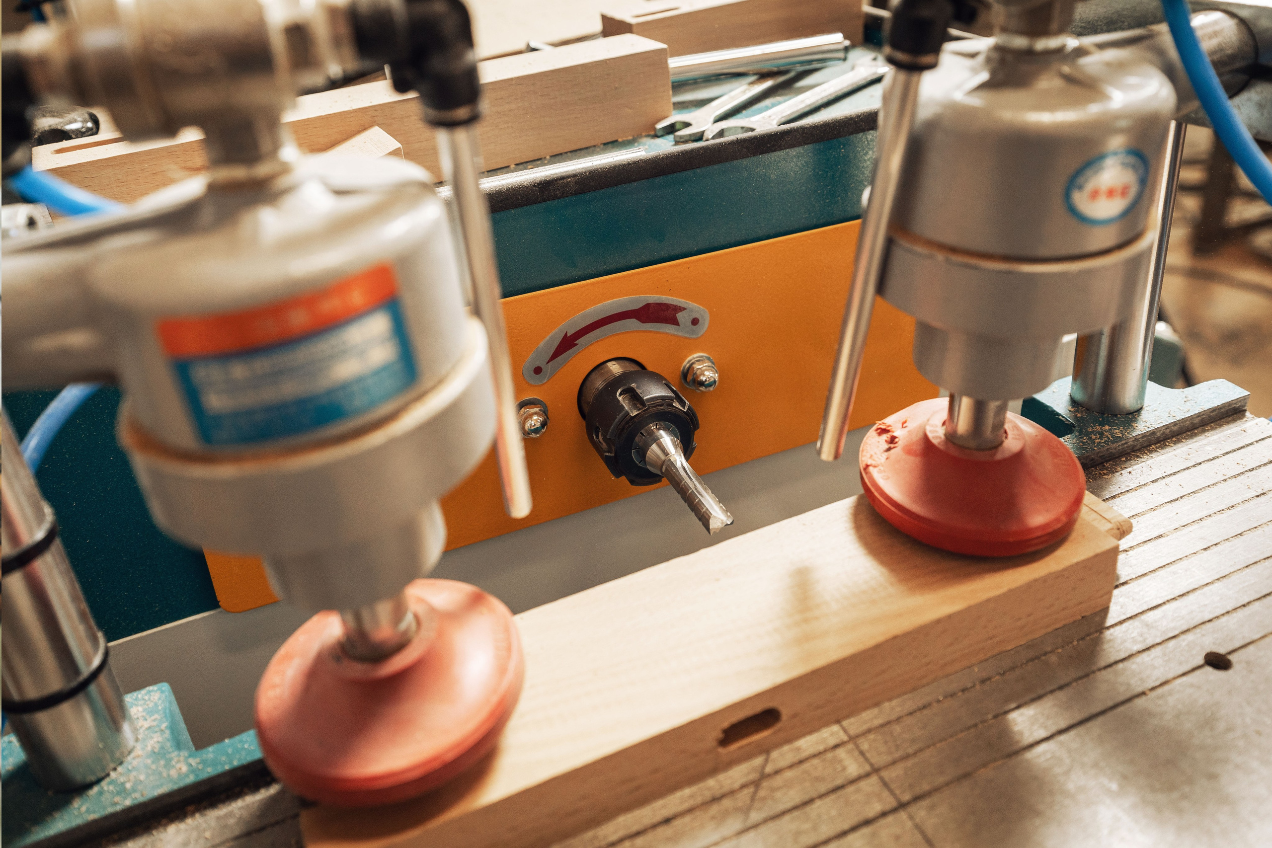 Подготовка деревянной заготовки для мебели, точное высверливание технологических отверстий