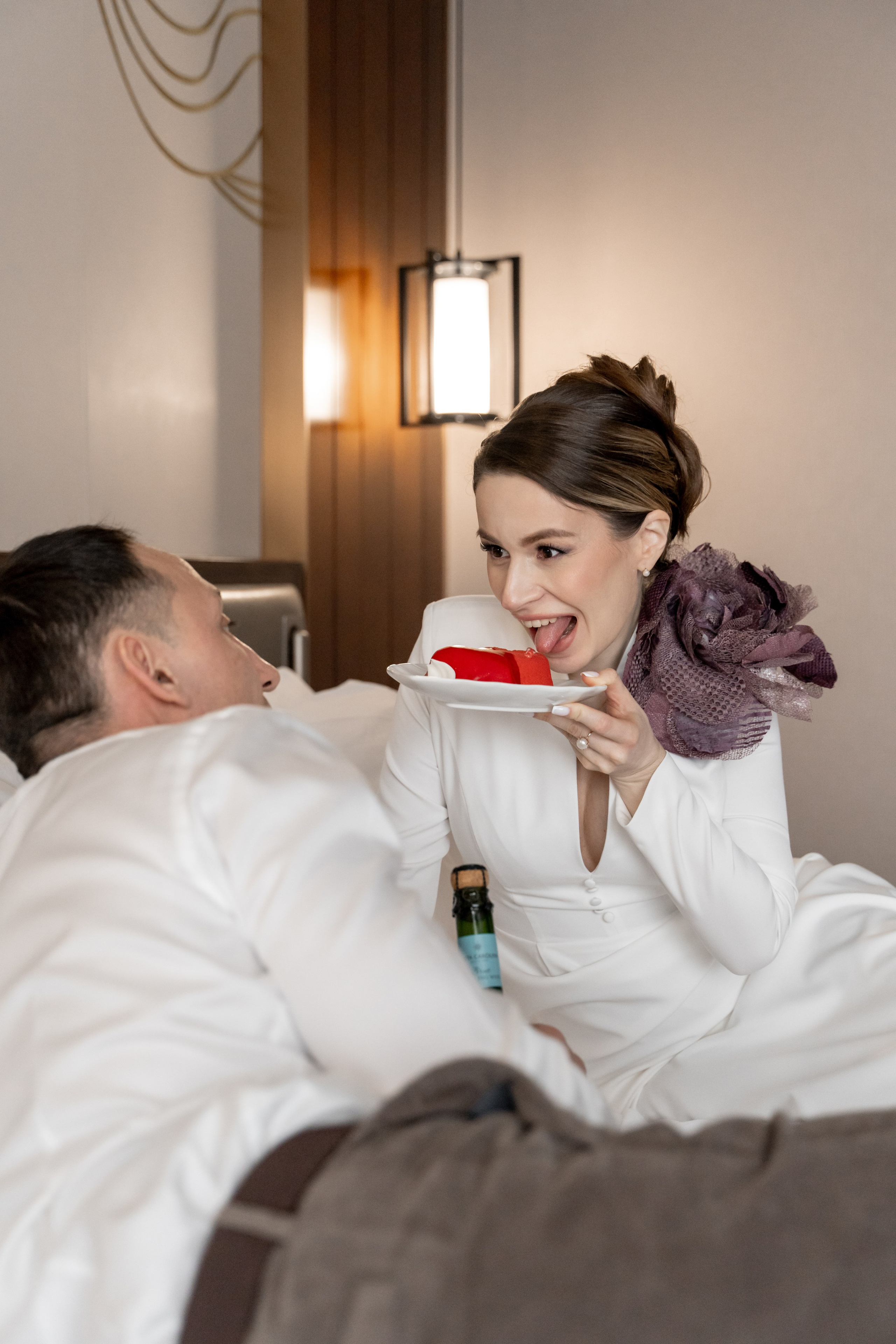 Свадебный фотограф в Москве. Свадебный фотограф Видное, Бутово, Домодедово, Щербинка, Царицыно. Свадебная фотосессия и сборы невесты в отеле Soluxe. Регистрация брака во дворце бракосочетания ВДНХ. Свадьба на ВДНХ. Свадебная фотосессия с ретро автомобилем Чайка. 