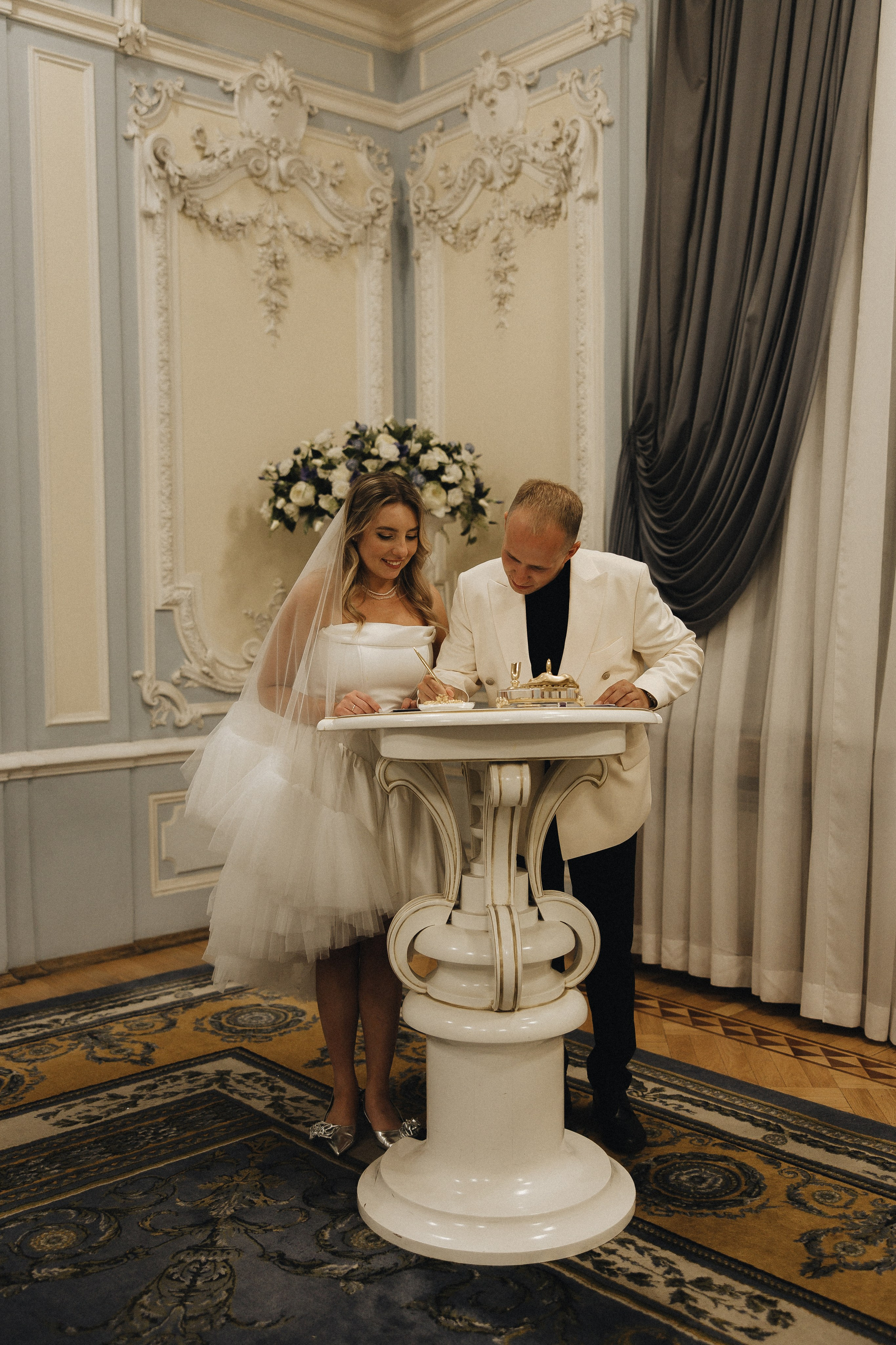 Когда я впервые увидел тебя, этот смех, ты мне напомнила по-моему сразу всех. Свадебный фотограф в Санкт-Петербурге Баженова Алина