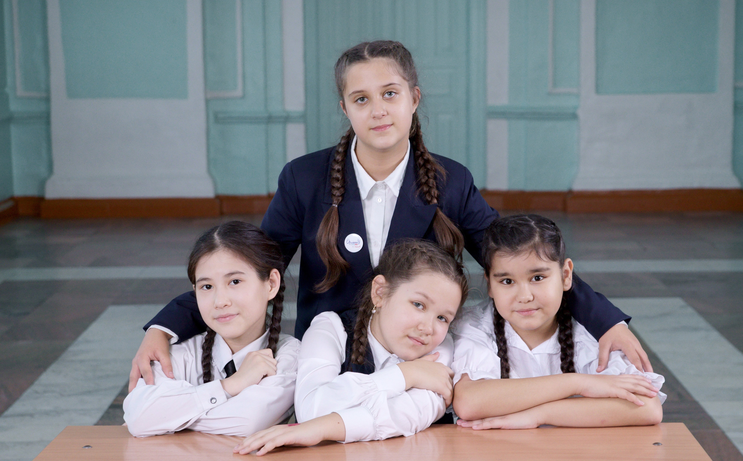 Выпускник начальной школы - сьемка в школе  - подруги