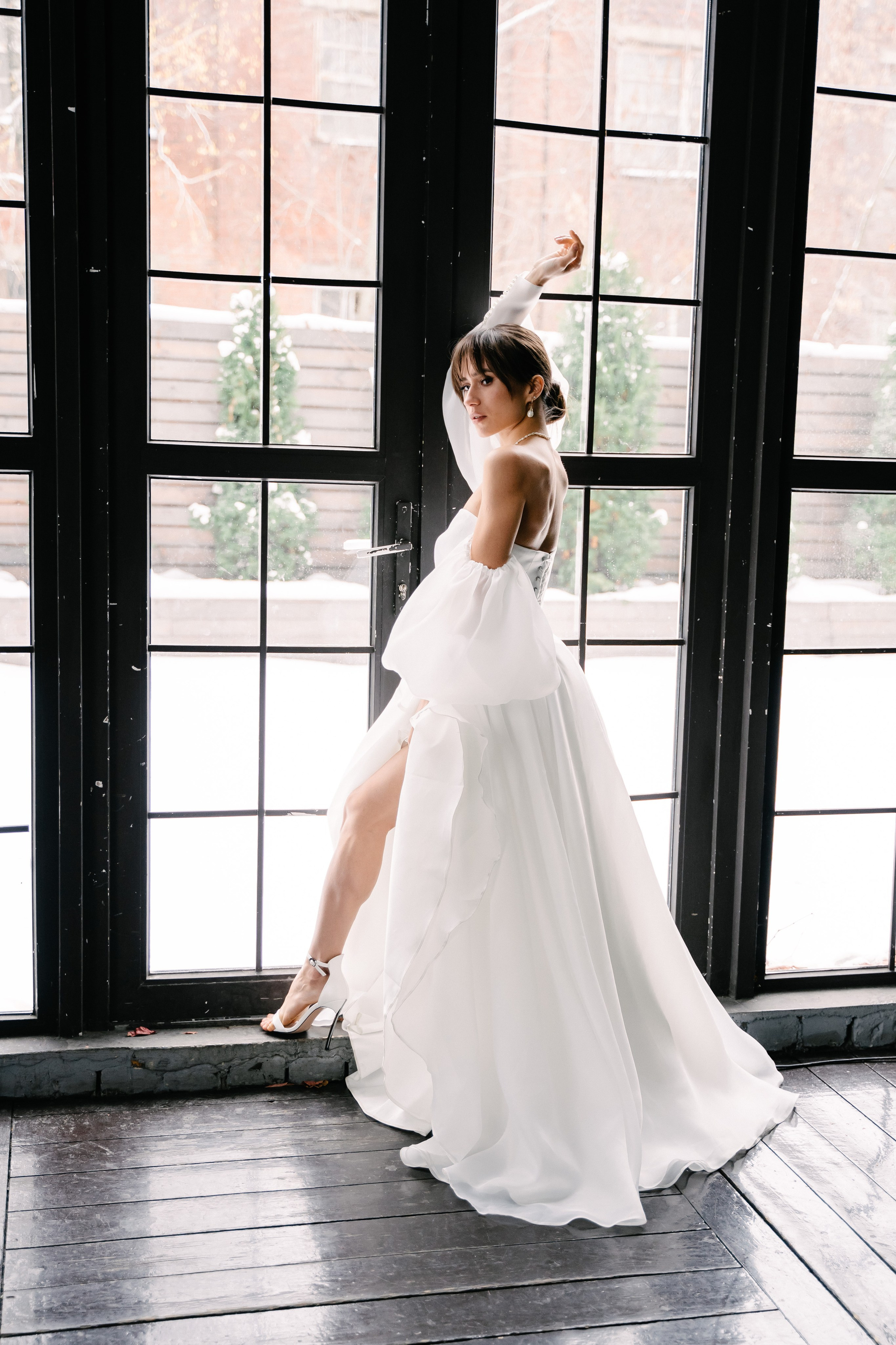 невеста позирует у окна