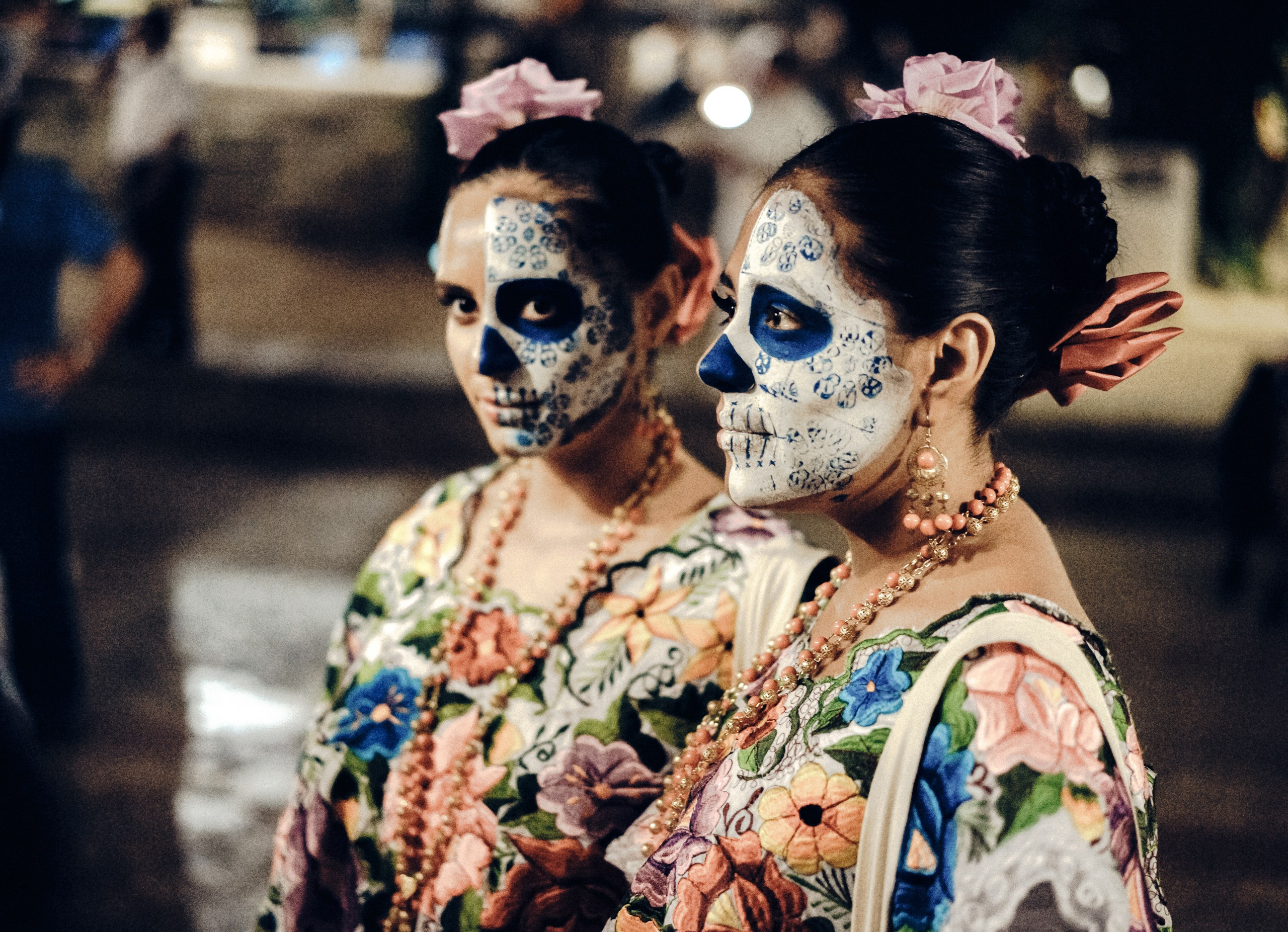 Две девушки с макияжем калавера в Мексике.