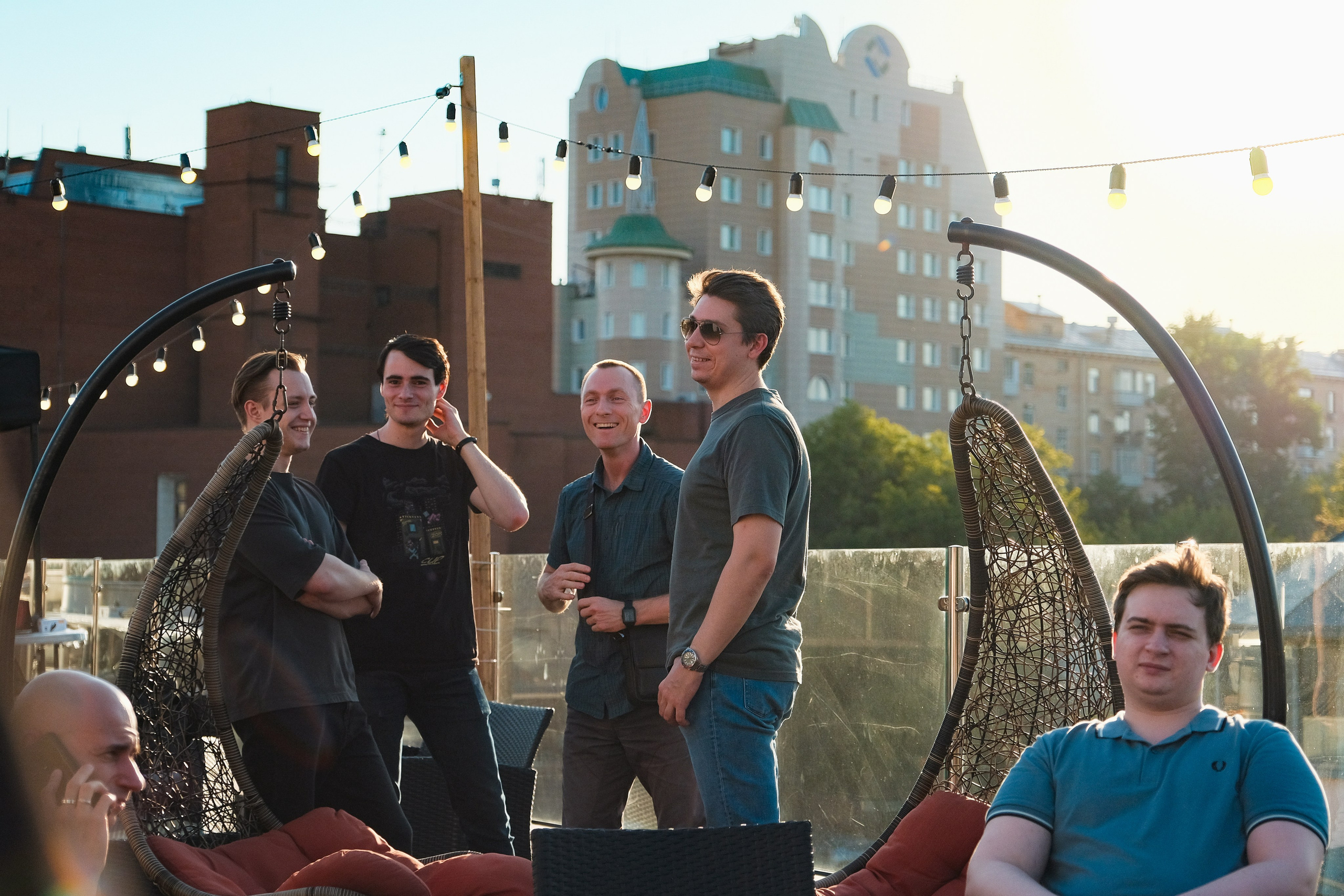 Корпоративная вечеринка в Москве. Люди общаются.