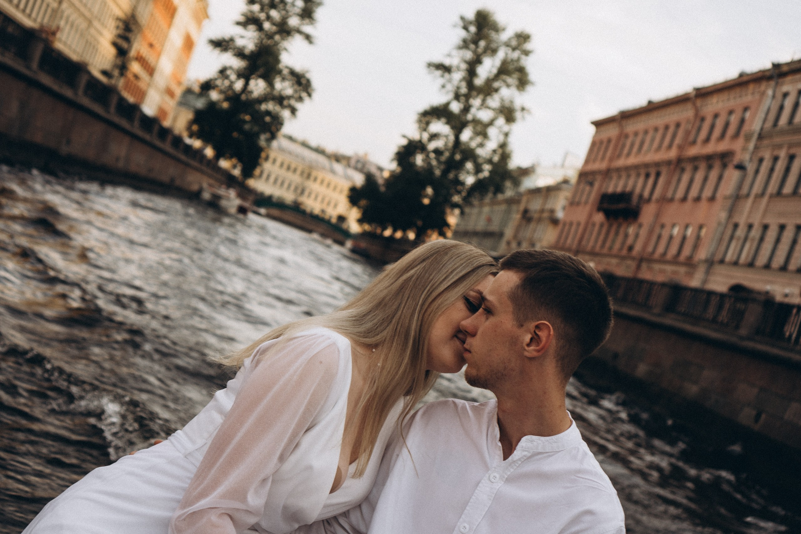 СВАДЕНБНАЯ СЬЕМКА НА КАТЕРЕ ПО КАНАЛАМ САНКТ-ПЕТЕРБУРГА И В АКВАТОРИИ НЕВЫ. Профессиональный фотограф, Санкт-Петербург — Виктория Богомолова