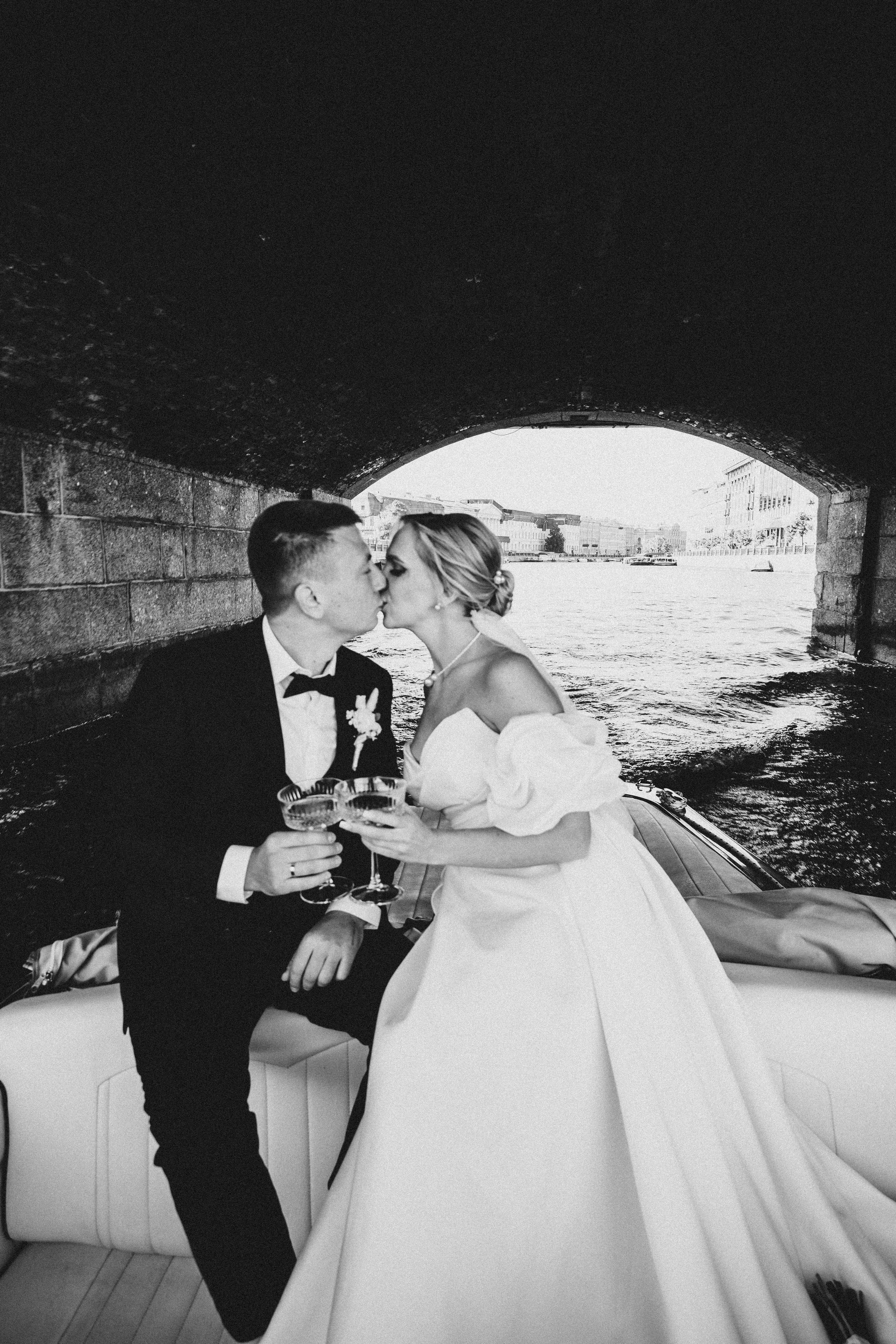 СВАДЕНБНАЯ СЬЕМКА НА КАТЕРЕ ПО КАНАЛАМ САНКТ-ПЕТЕРБУРГА И В АКВАТОРИИ НЕВЫ. Профессиональный фотограф, Санкт-Петербург — Виктория Богомолова