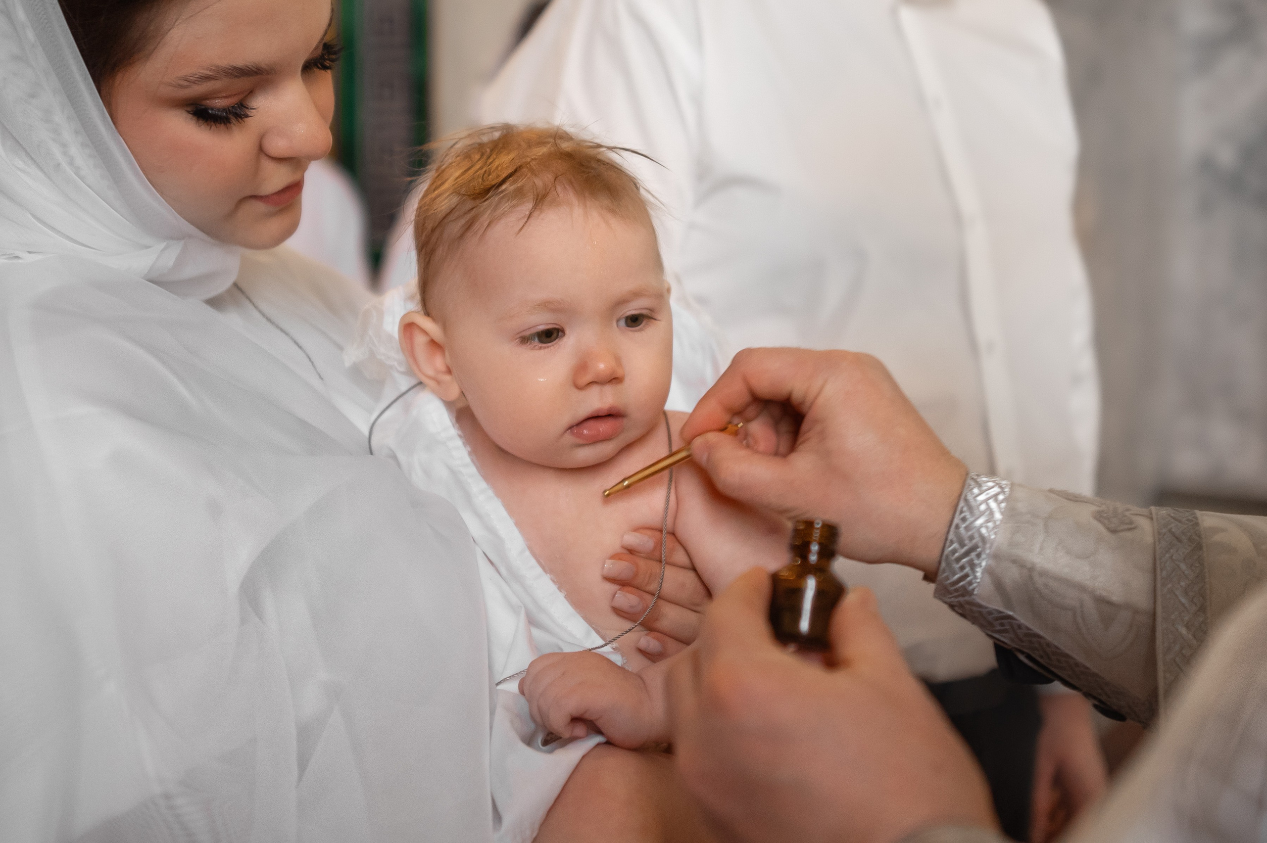 миропомазания во время таинства крещения в Исаакиевском соборе