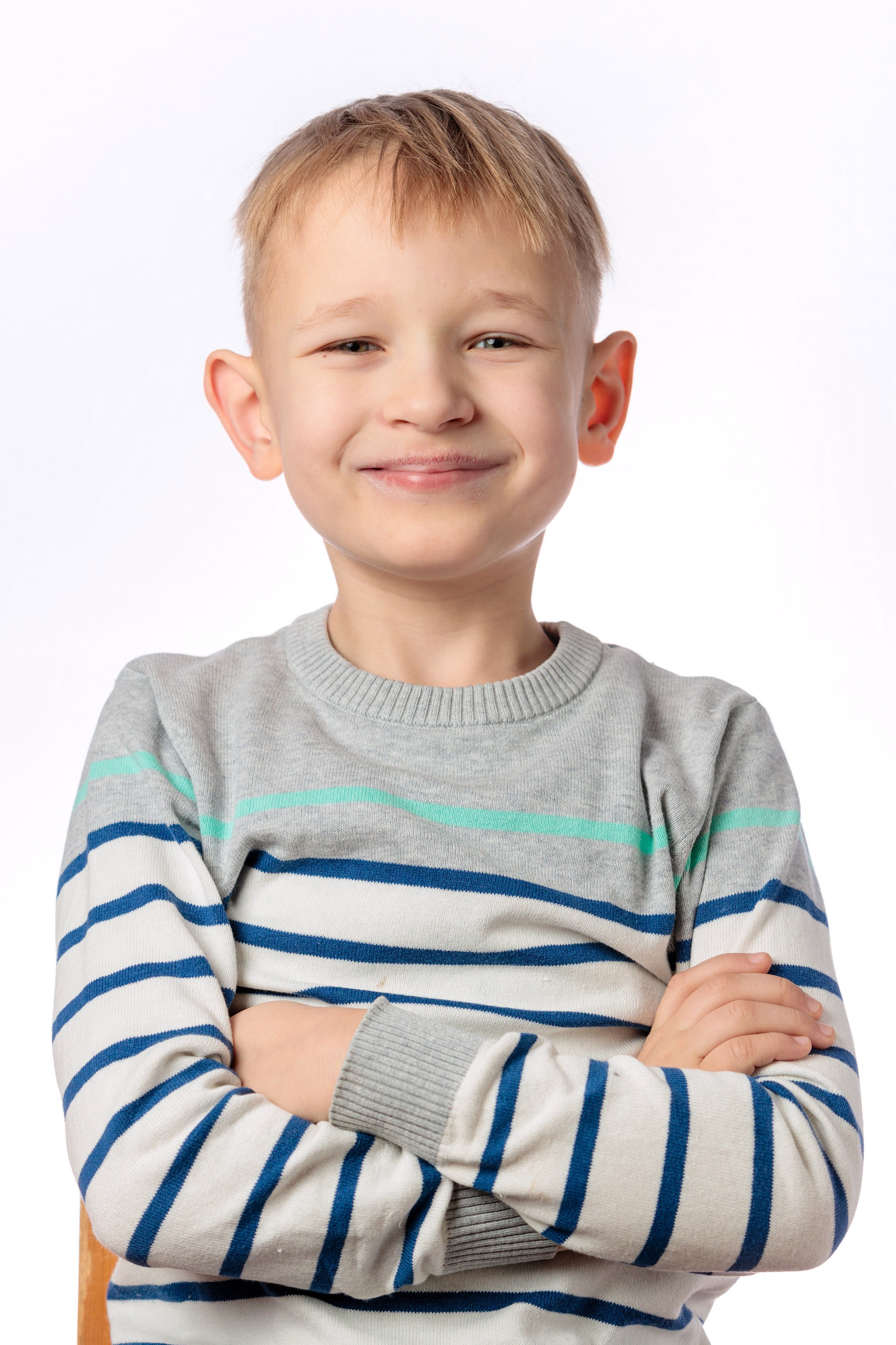 портрет ребенка на белом фоне делающего вид, что он деловой дядя