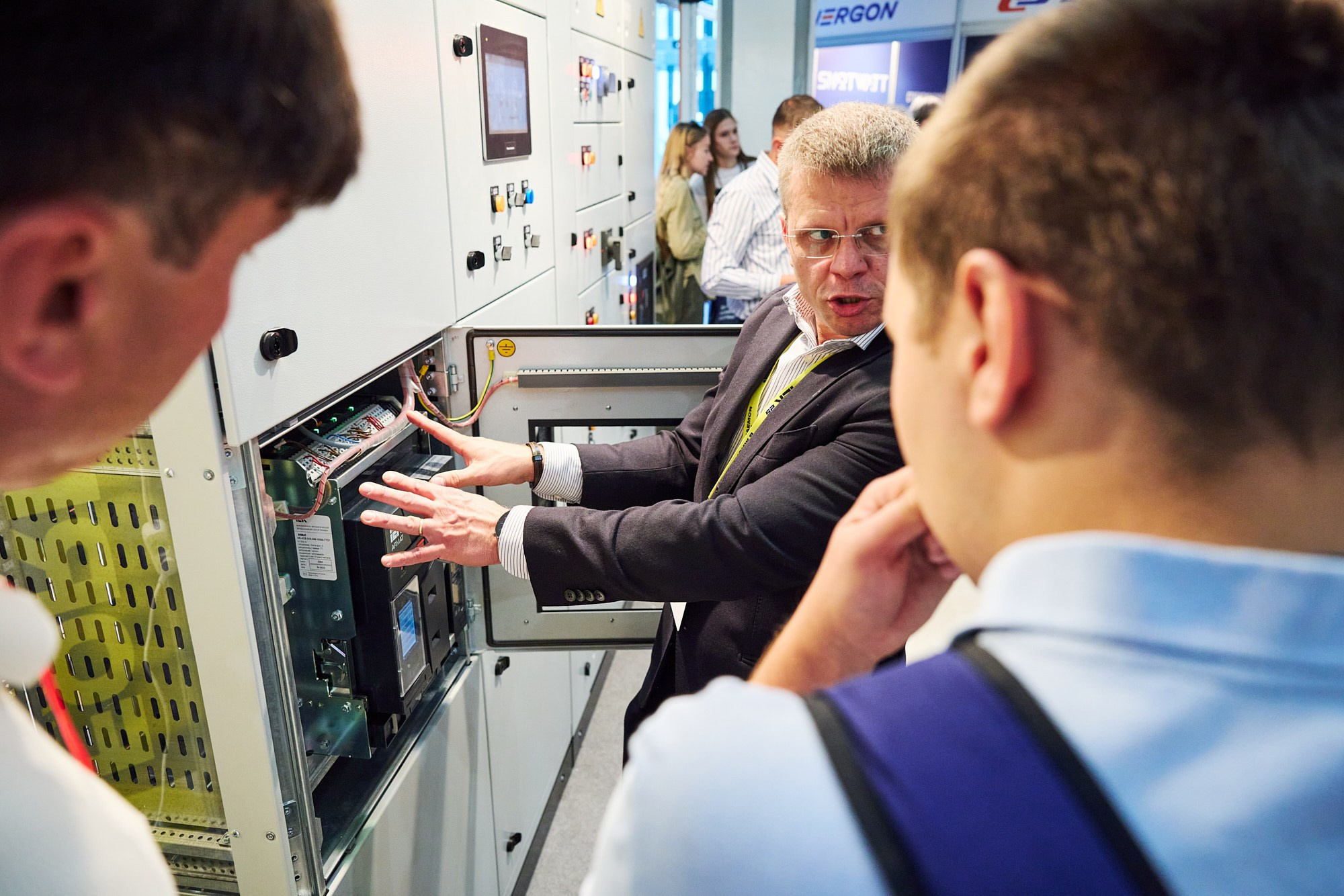 Фотограф на выставке IEK — репортажная съёмка корпоративного стенда в Москве. Репортажный фотограф в Москве — Дмитрий Тарасов | Съёмка мероприятий, концертов, корпоративов