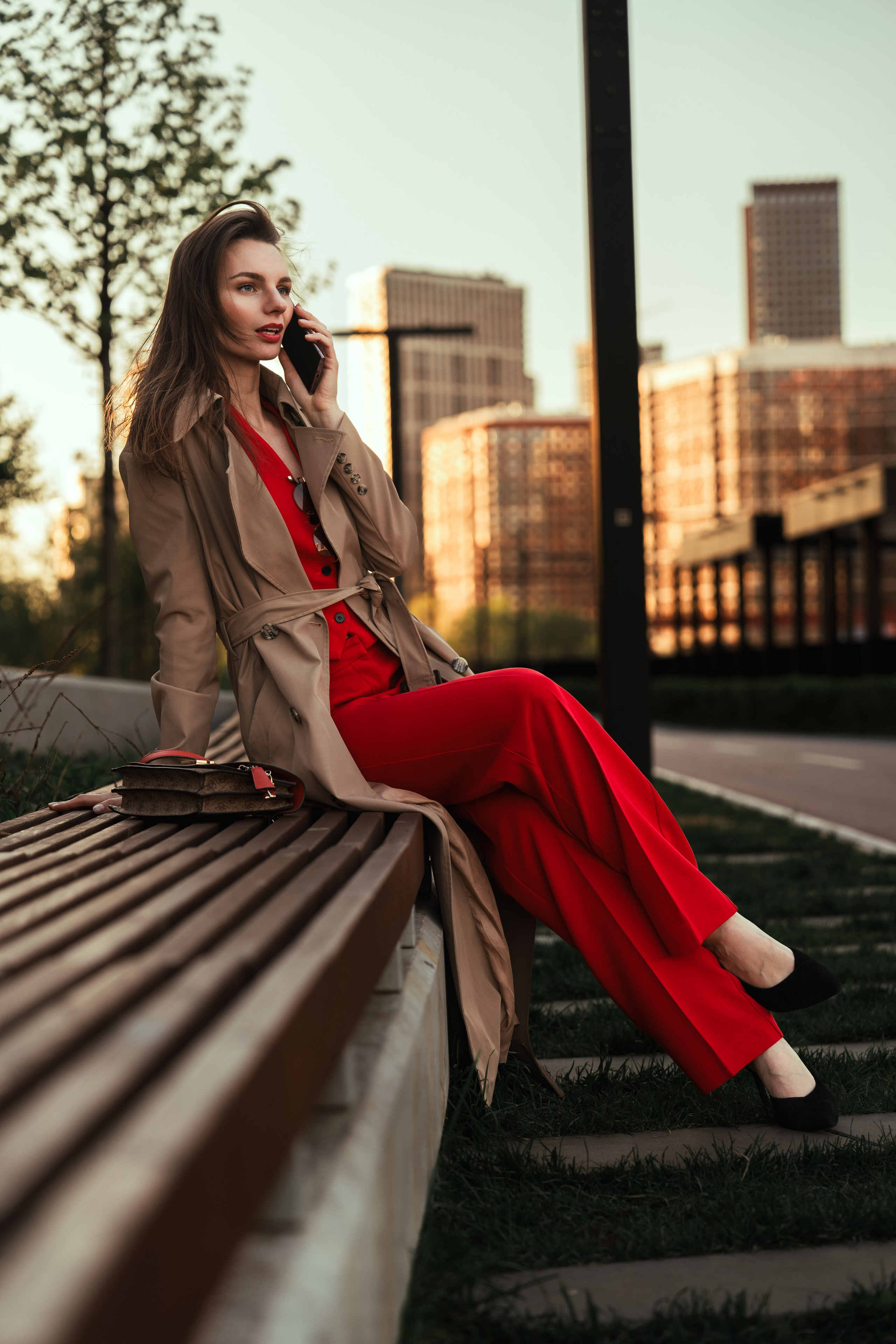 стильный бизнес портрет девушки в красном комбинезоне в стиле нью йорк