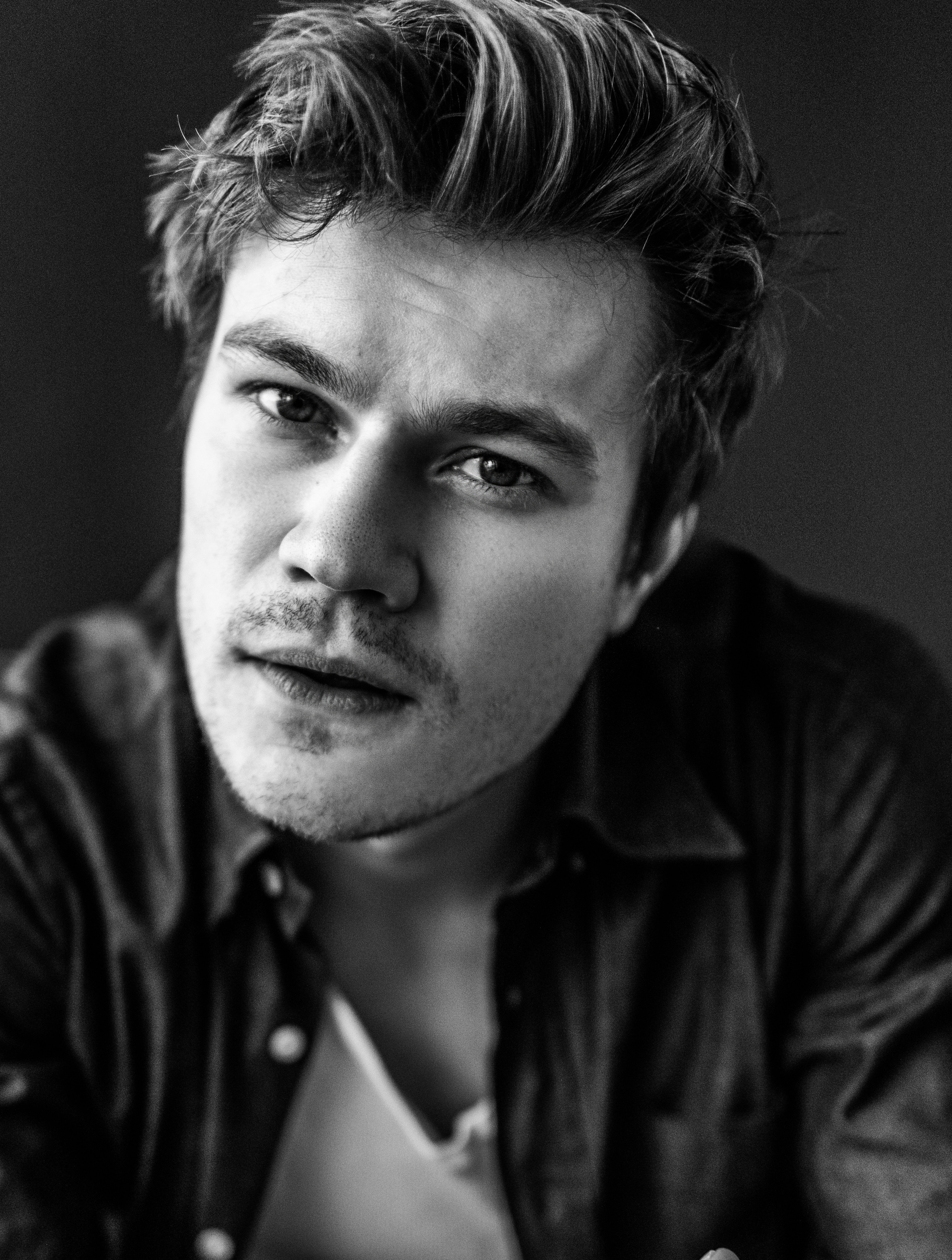 Создание художественного портфолио для мужчин в черно-белых тонах.