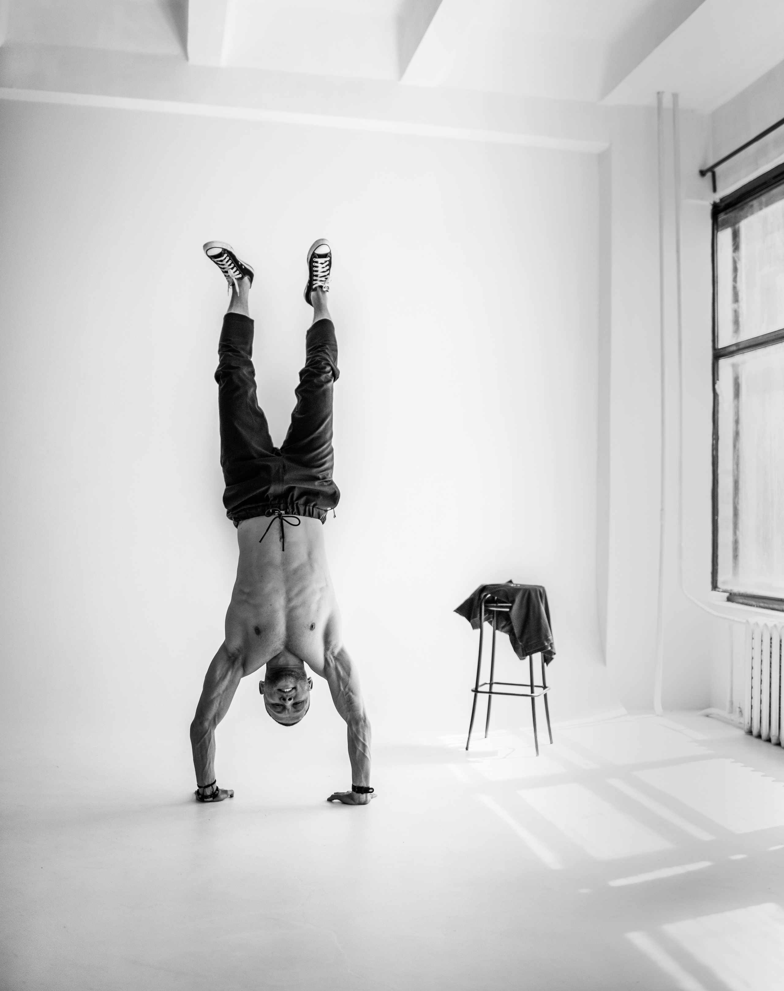 Работы фотографа Евгении Безрук, черно-белые мужские портреты.