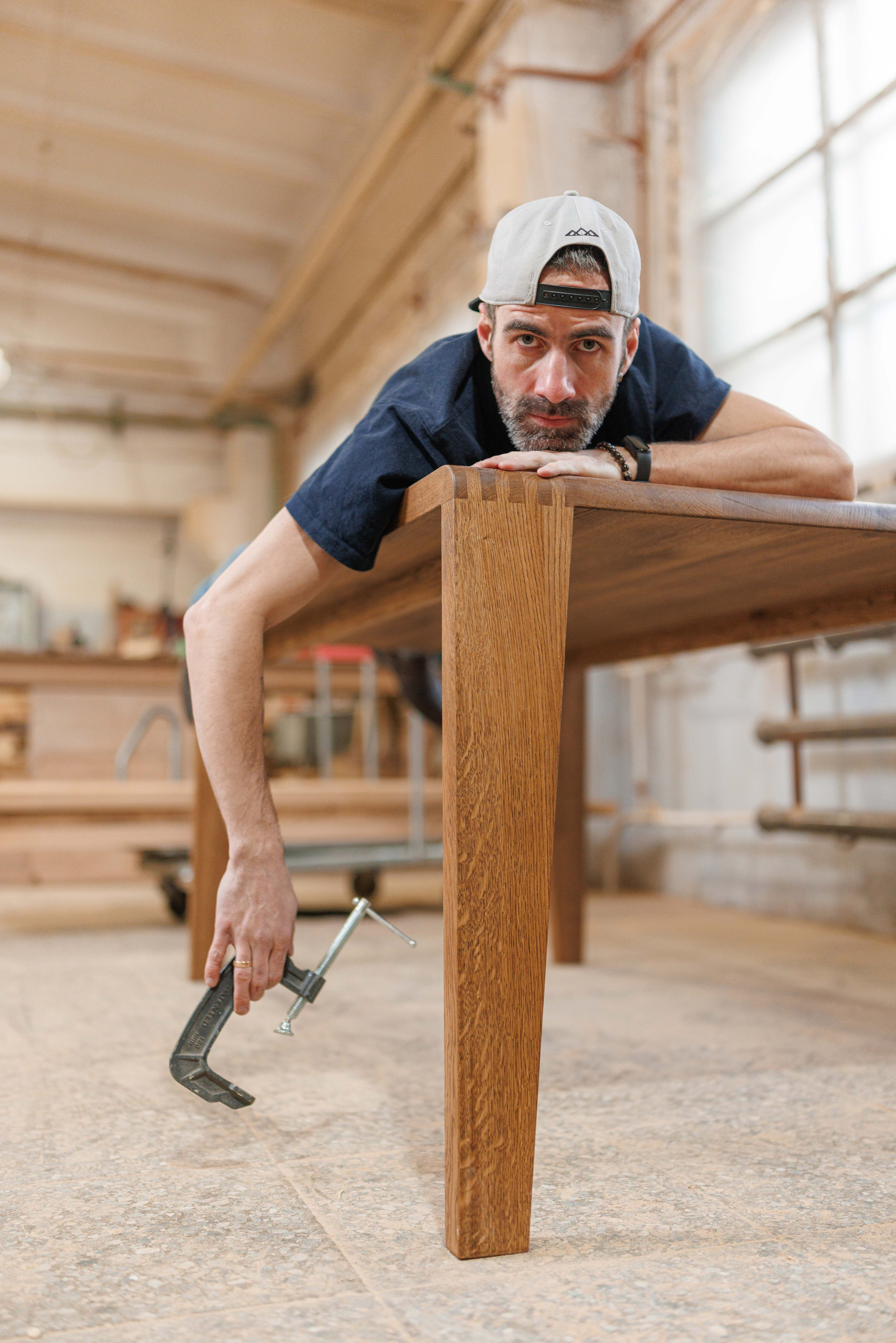 Артур и его стулья. Фотограф Балаев Михаил