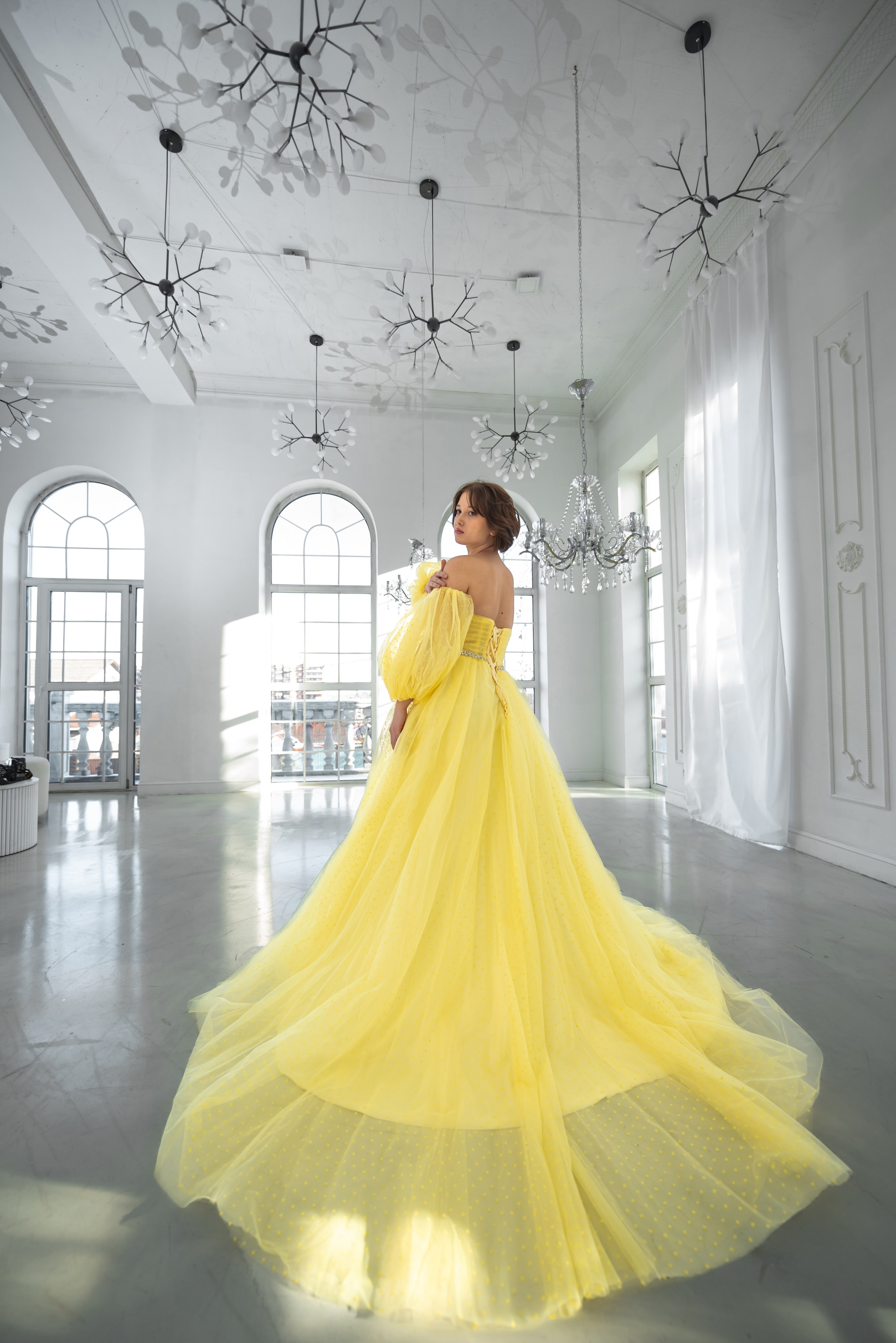 Пышное желтое фатиновое платье со шлейфом напрокат на Байкал. Туры на Байкал с фотографом под ключ. Фотосессии на Ольхоне