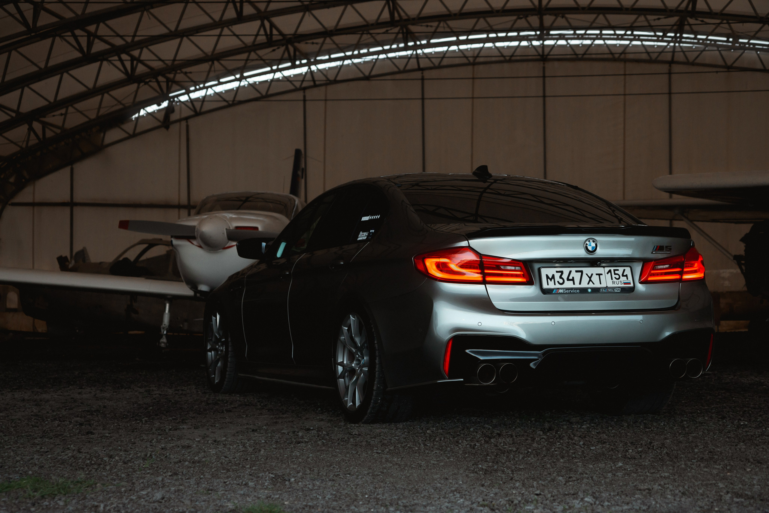 BMW M5 with plane. Автомобильный фотограф и видеограф в Новосибирске|Александра Косухина