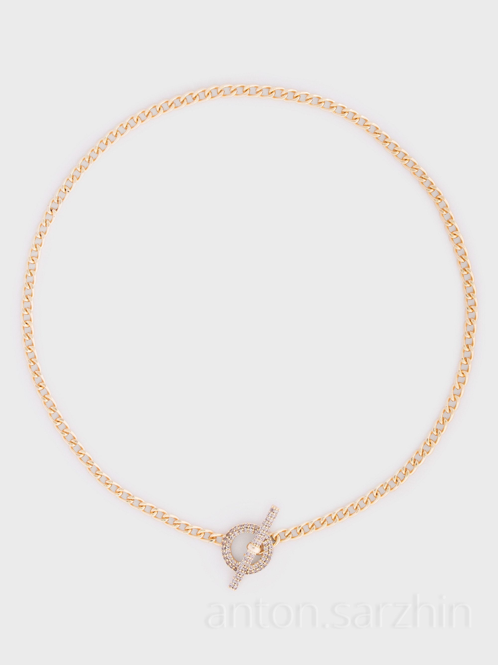 Колье на белом фоне