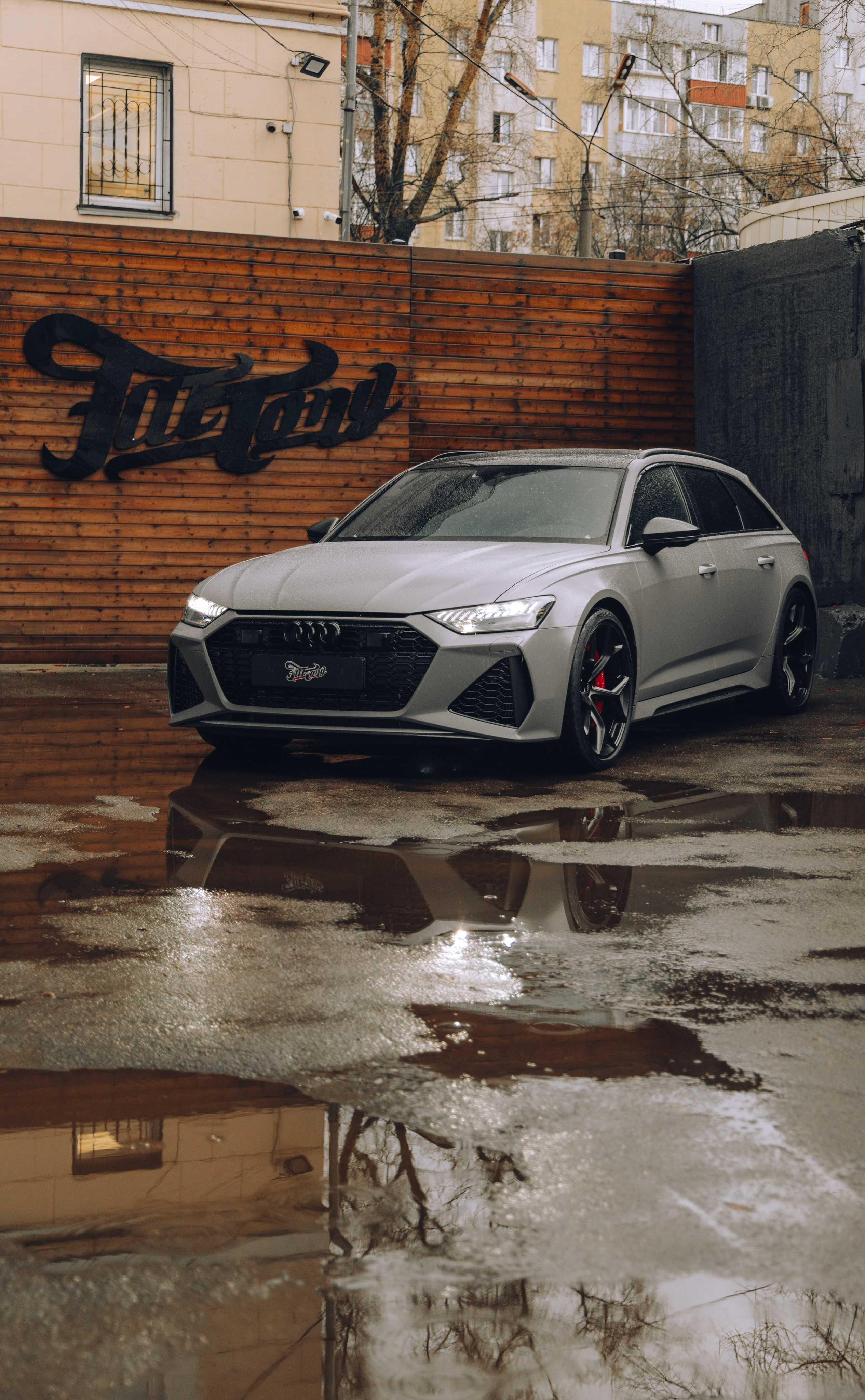 Audi RS6 снятие старой шумоизоляции и нанесение новой. DeLorein