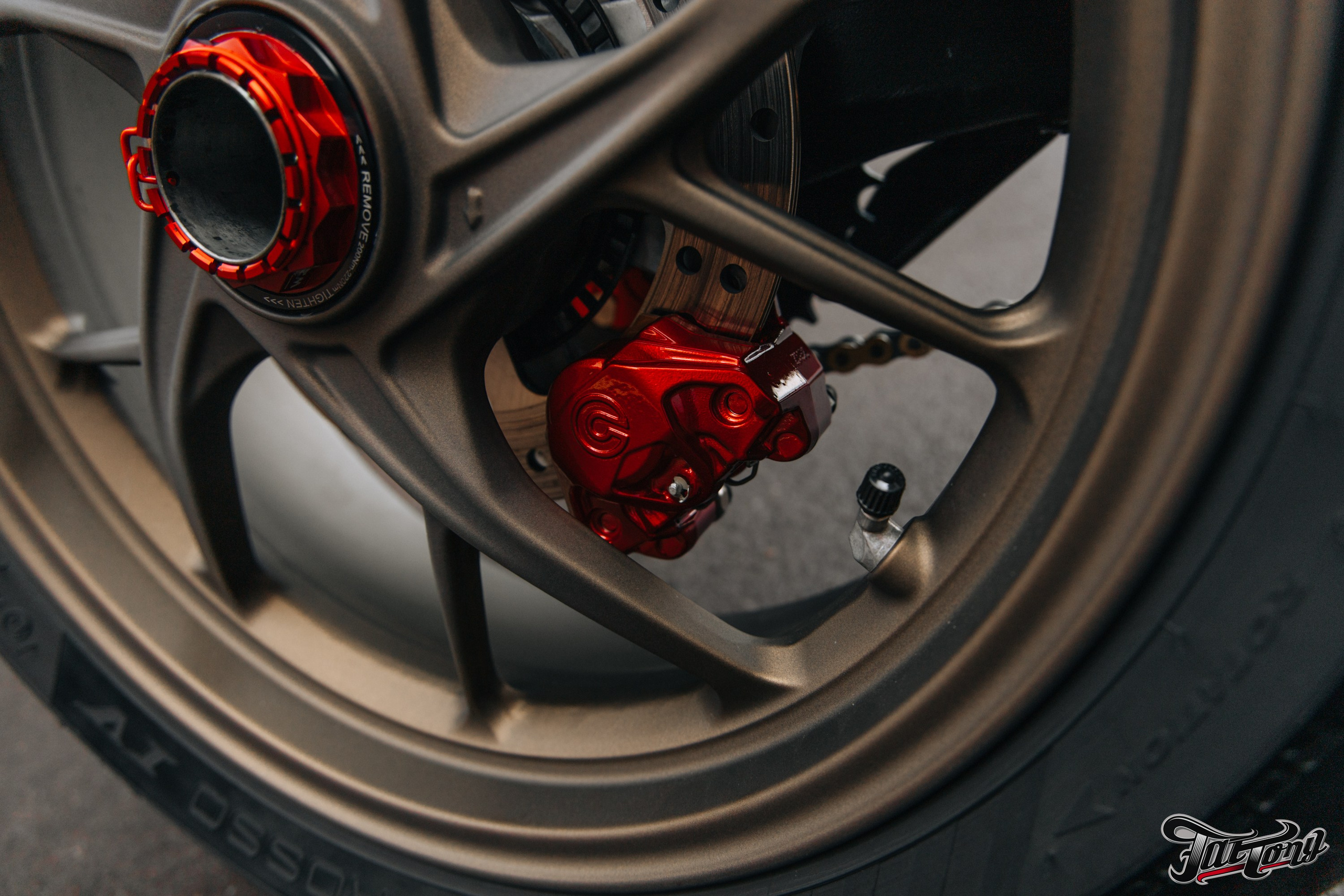 Ducati Streetfighter V2 окрас деталей в красный кэнди и черный мат. DeLorein