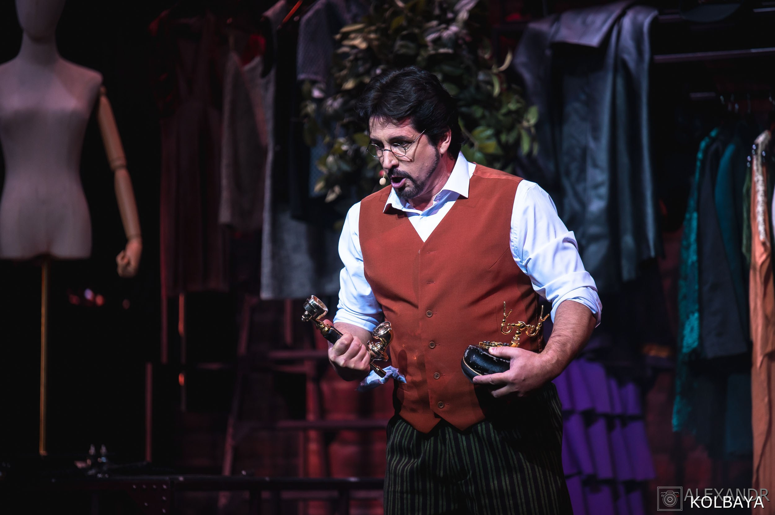 Фотографии со спектакля «Привет, я тетя Чарли». Концертный и театральный репортажный фотограф в Москве Александр Колбая