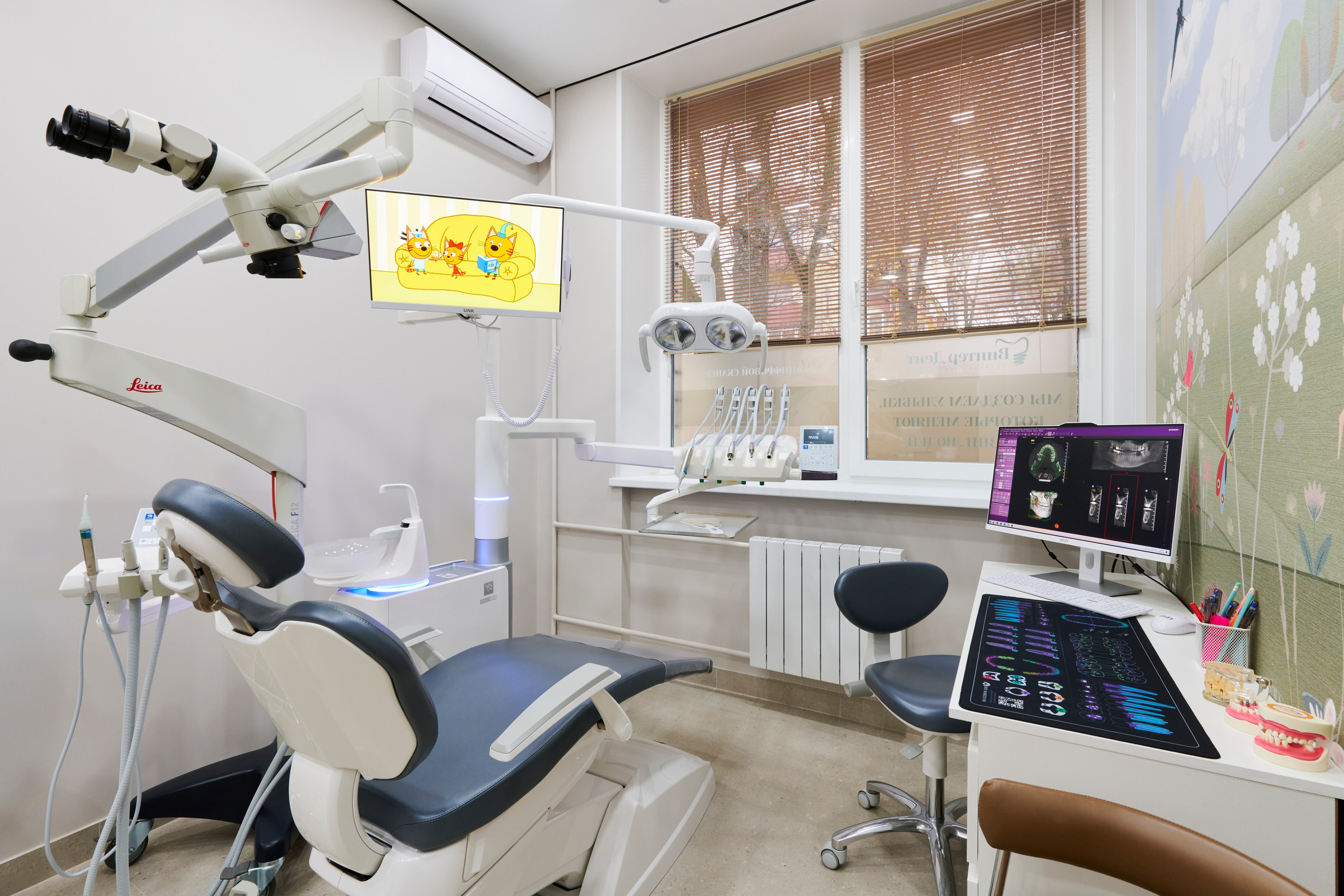 Интерьер кабинета лечения: рабочая зона, техника, аккуратная планировка