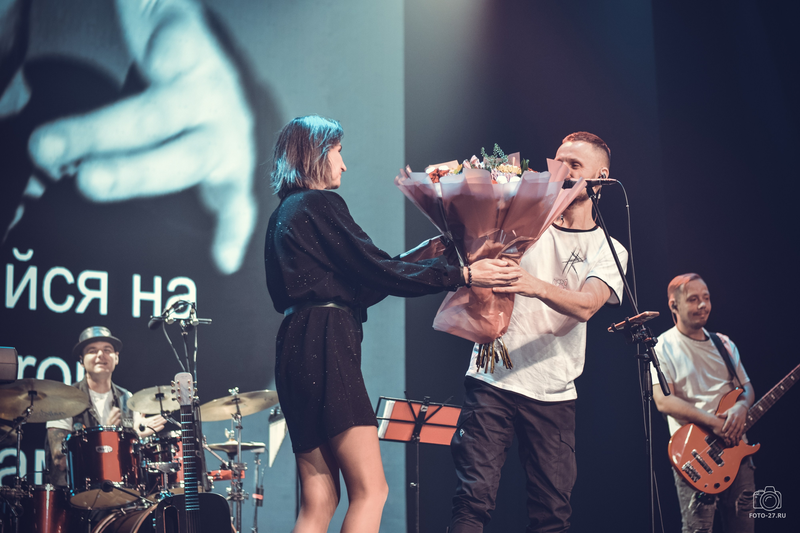 Антон Курдюмов фотограф в Хабаровске Рина Курдюмова фото27 foto27 Антон Дорофеев репортажный репортаж документалист Тони и Рина фотосоздатели ПаПаРоК Философия и любовь сольный концерт ОДОРА Хабаровск
