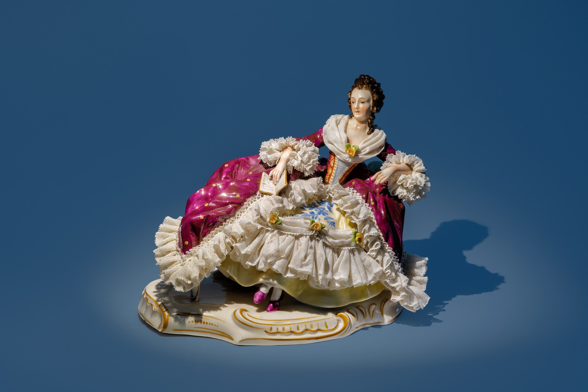 Художественная фарфоровая миниатюра, кружевной фарфор.