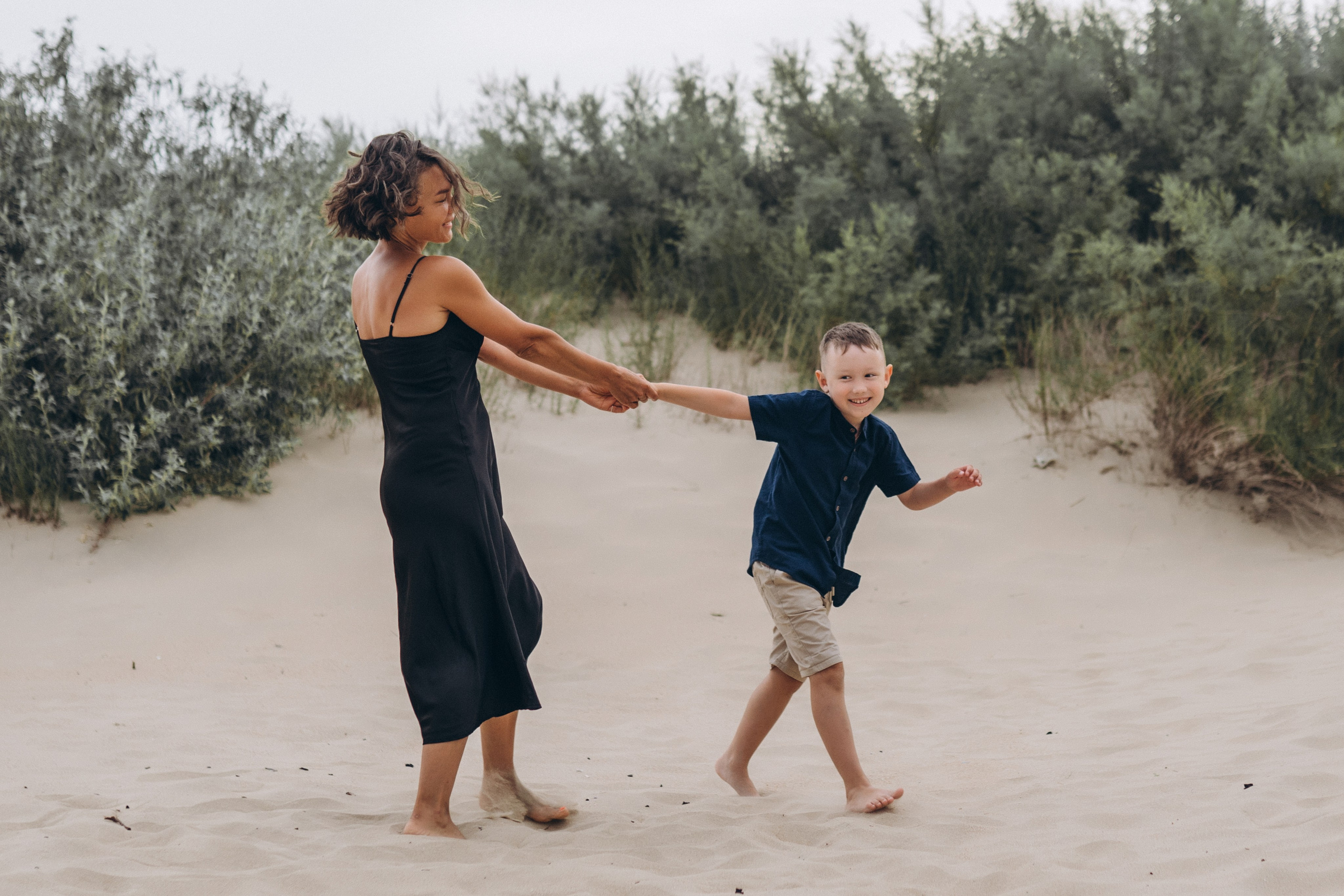 Фотограф в Анапе запечатлел момент, когда малыш бежит по воде к маме, фотограф Анапа