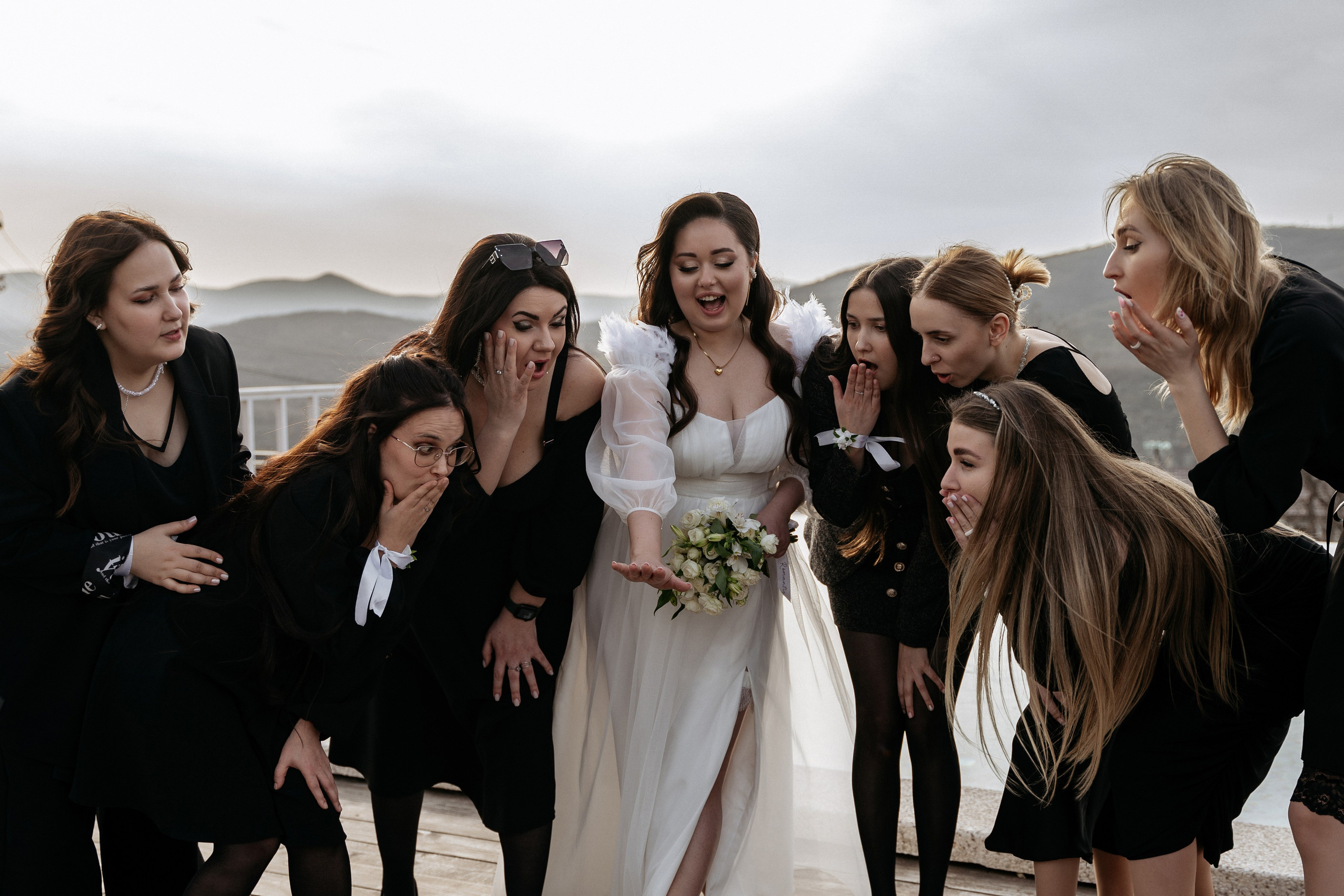 невеста показывает свое кольцо подругам, подруги показывают эмоции счастья, восторга, фотосессия в Абрау-Дюрсо 