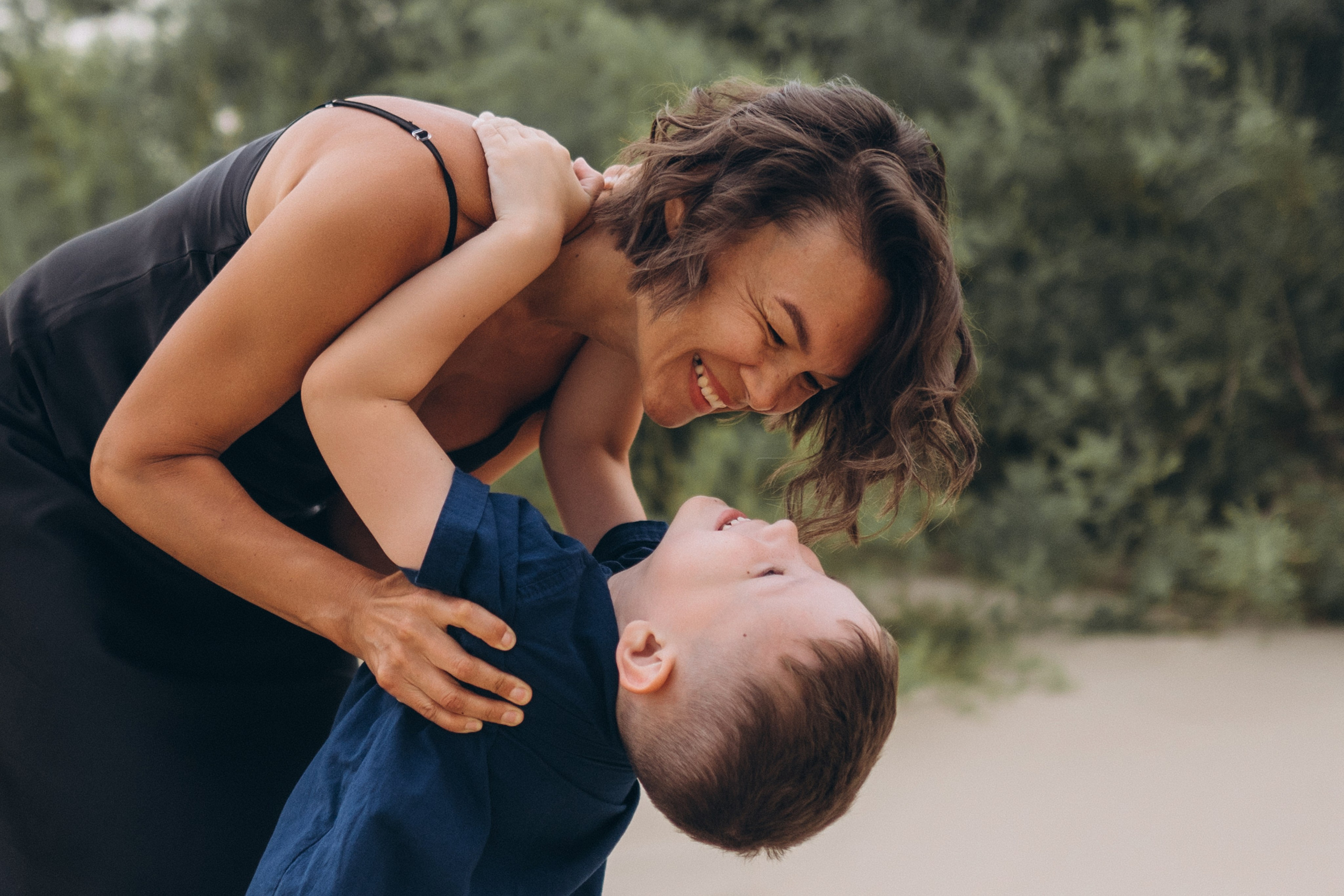 Золотой закат в Анапе: семья в обнимку на теплом песке, фотограф Анапа