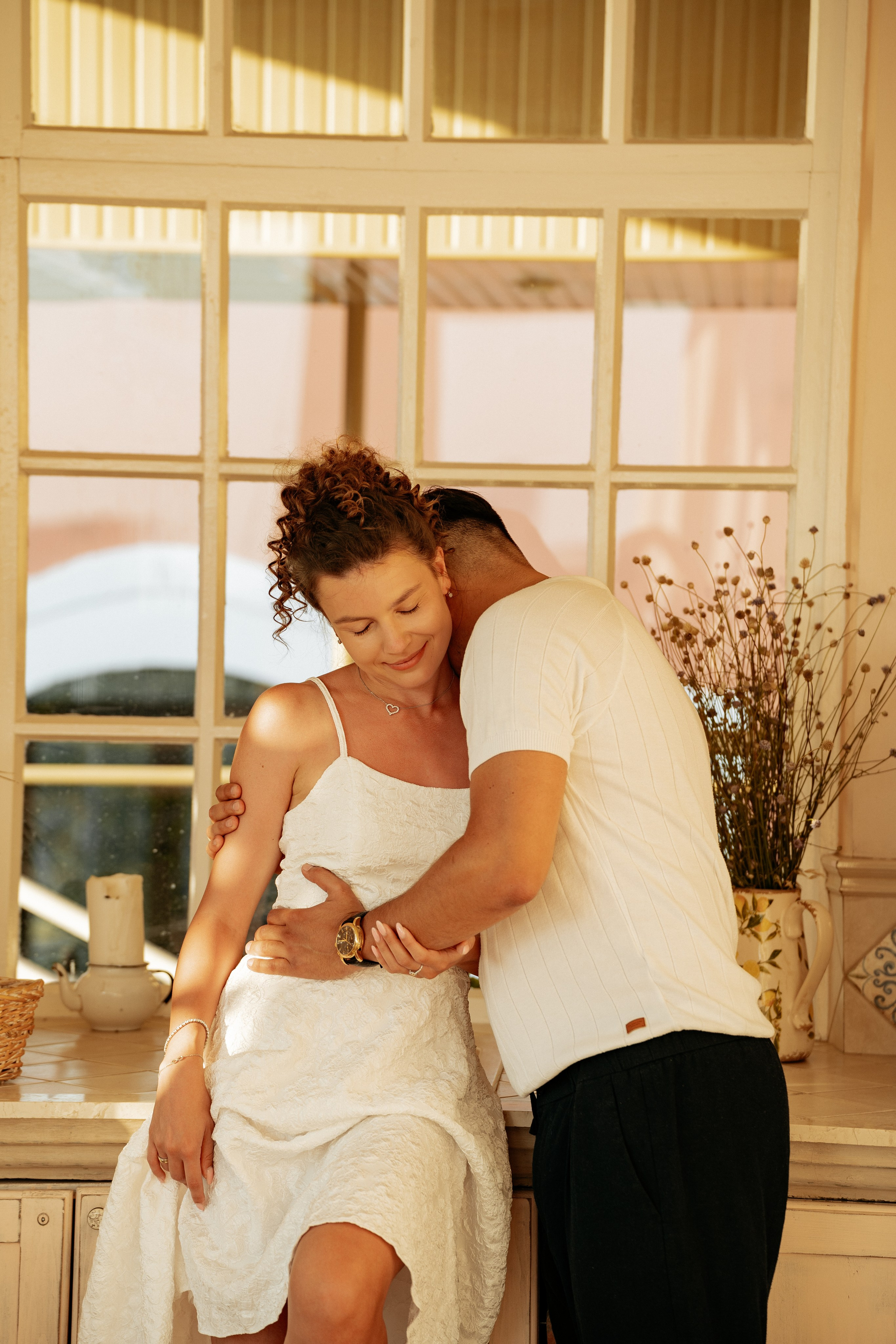 Момент единения пары в зеленом уголке Геленджика. Фотосессия love story, вдохновленная кинематографом.