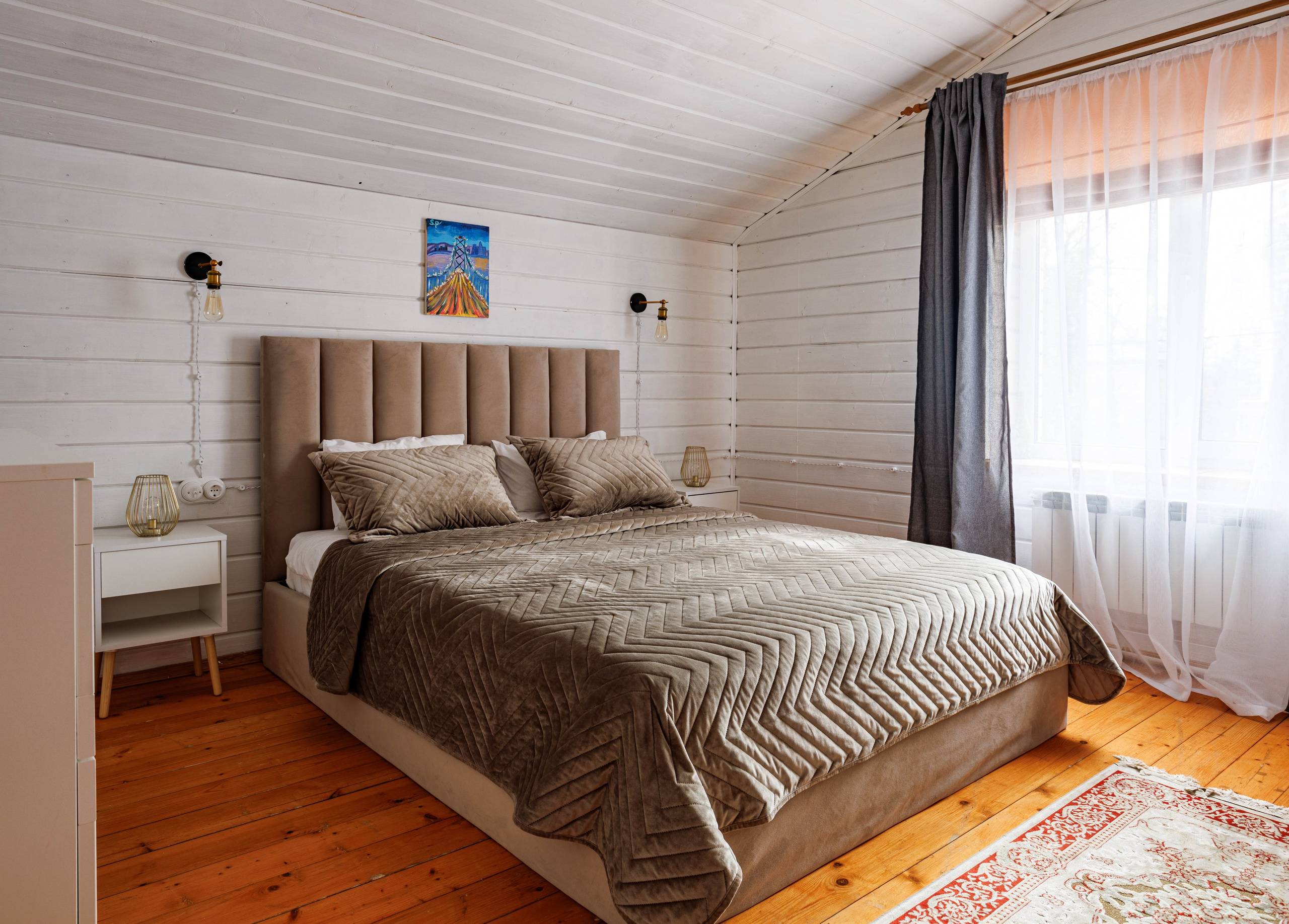 Инвестирование в профессиональную фотосъемку — это шаг к успешной аренде вашего дома на короткий срок. Качественные фотографии помогут вам выделиться на фоне конкурентов и привлечь больше гостей. Не упустите возможность показать ваше жилье в самом выгодном свете!