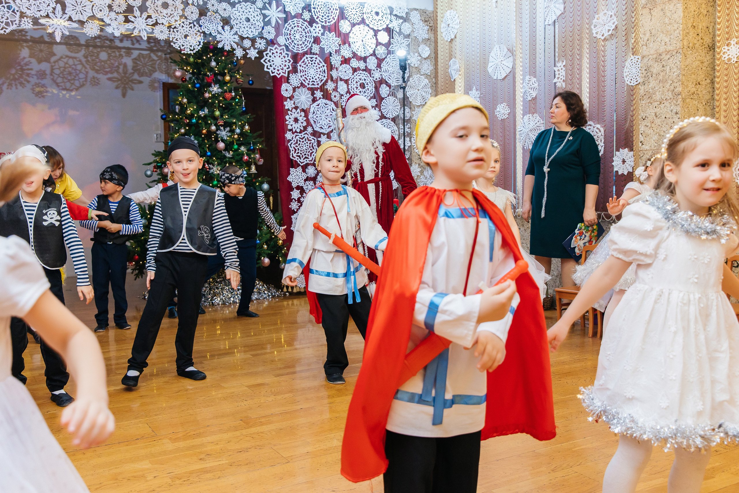 Детский сад № 93 — Утренник (20.12.2024). Свадебный и семейный фотограф Крамар Наталья
