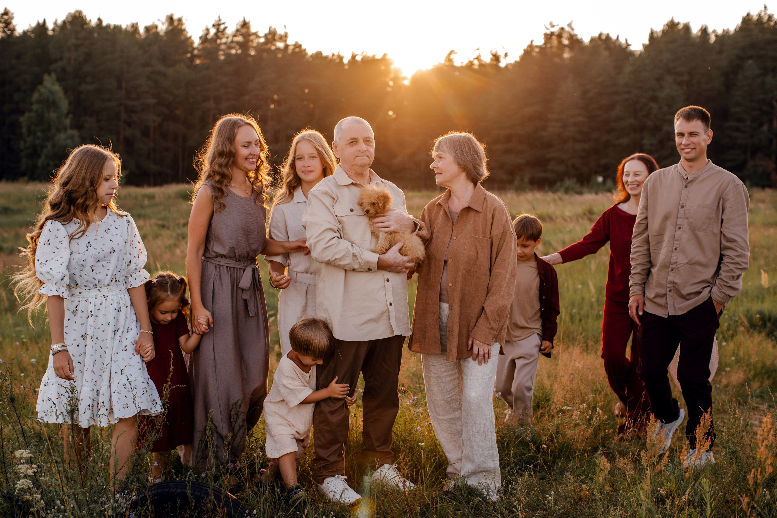 Фотосессия большой семьи в поле
