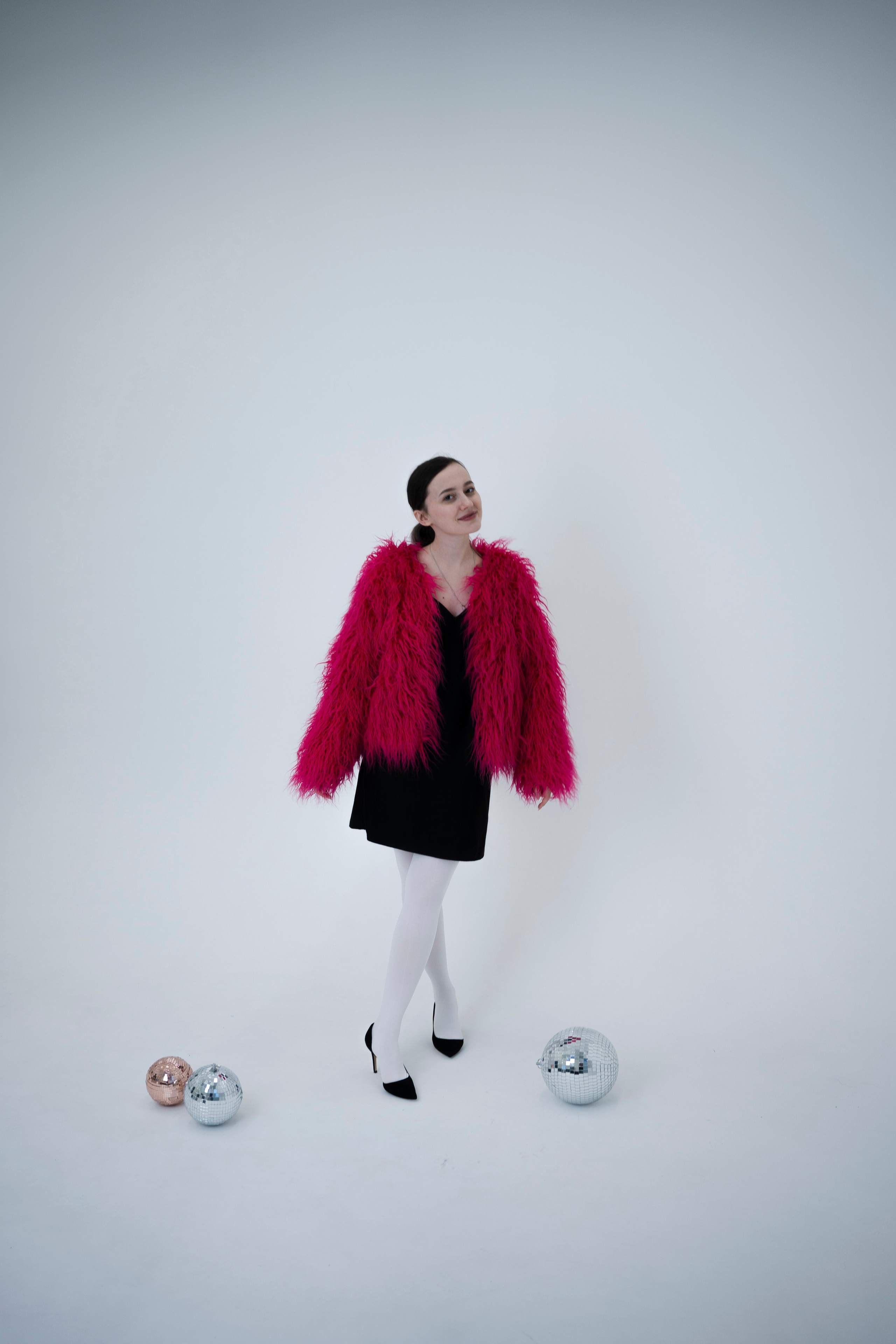 ДЕВОЧКА НА ШАРЕ. Главная