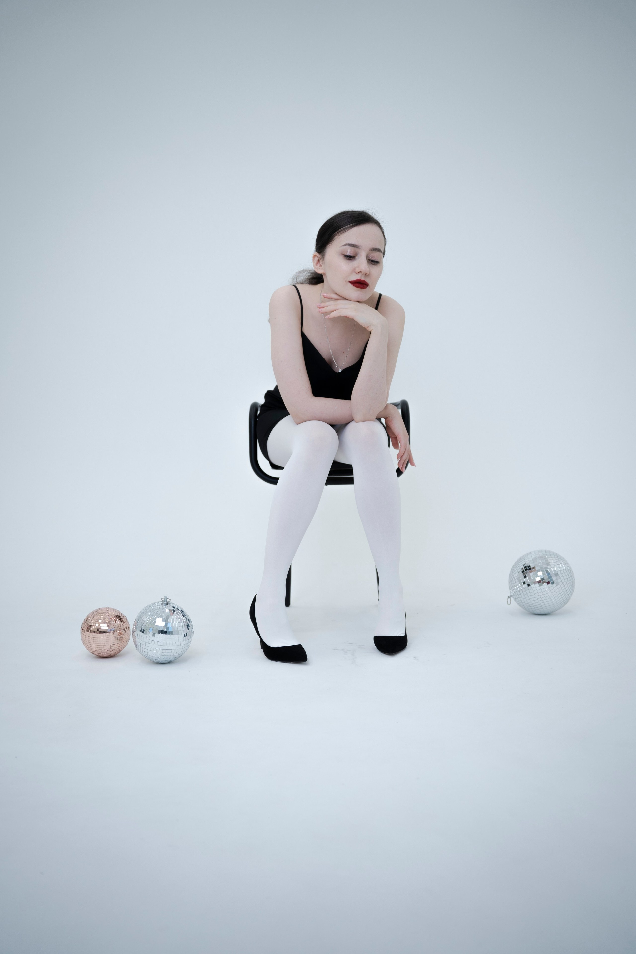 ДЕВОЧКА НА ШАРЕ. Главная