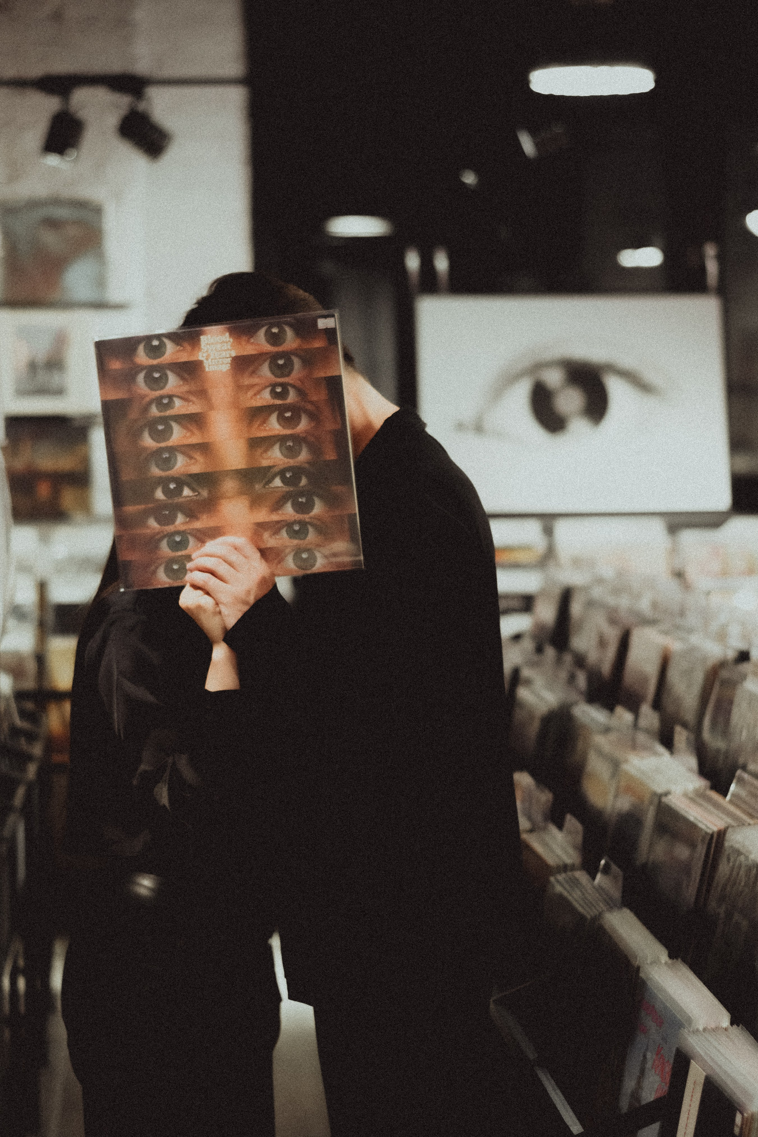 Парная ретро фотосессия в магазине с виниловыми пластинками