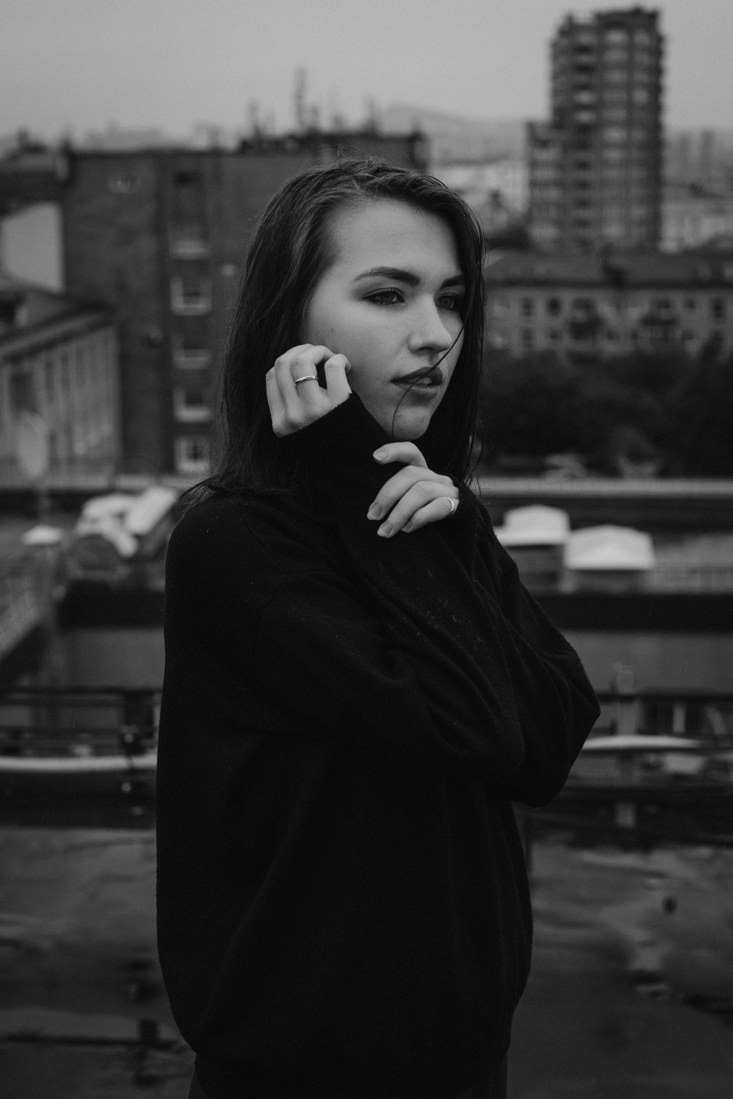 Черно-белая женская фотосессия на крыше в Красноярске