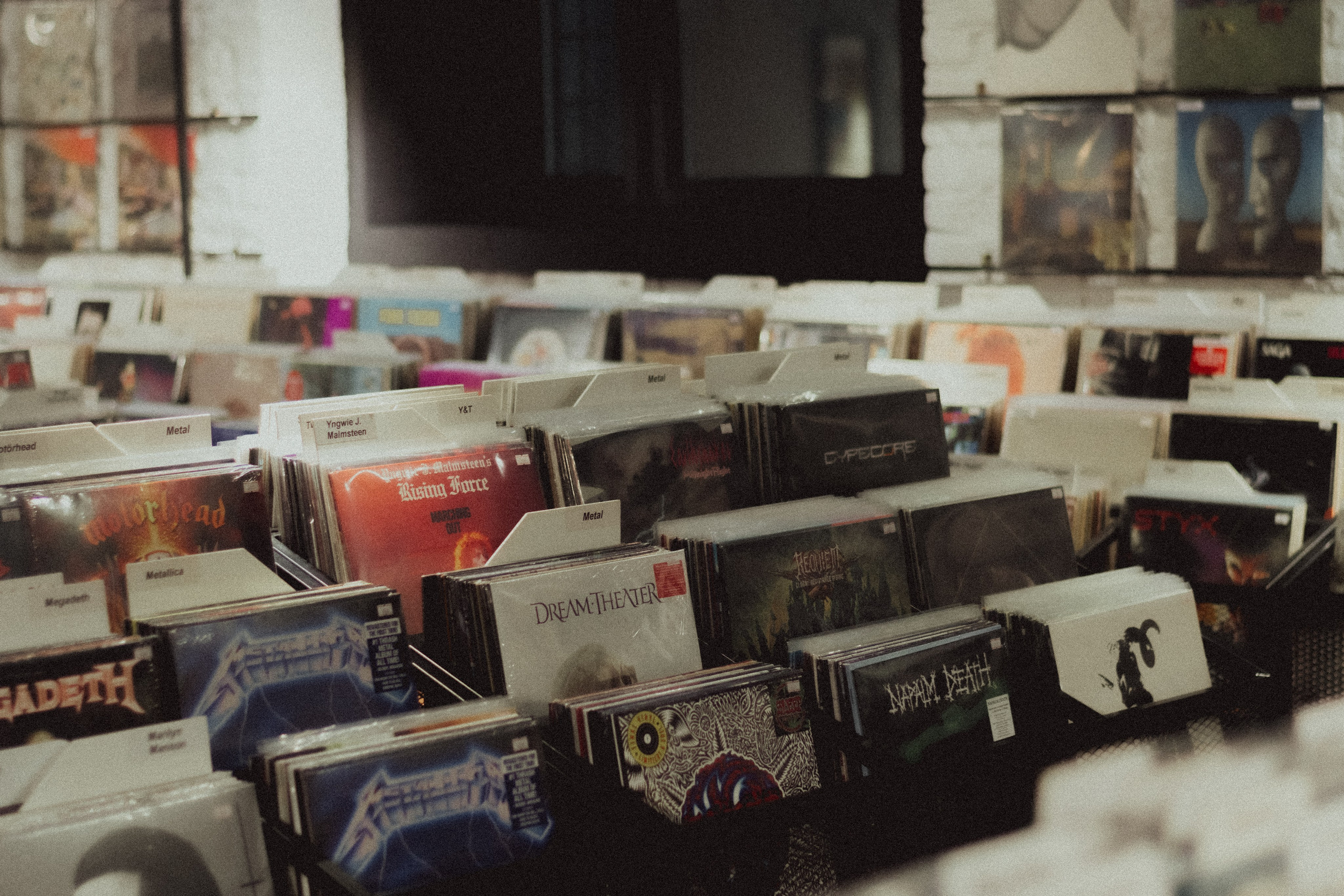 Парная ретро фотосессия в магазине с виниловыми пластинками