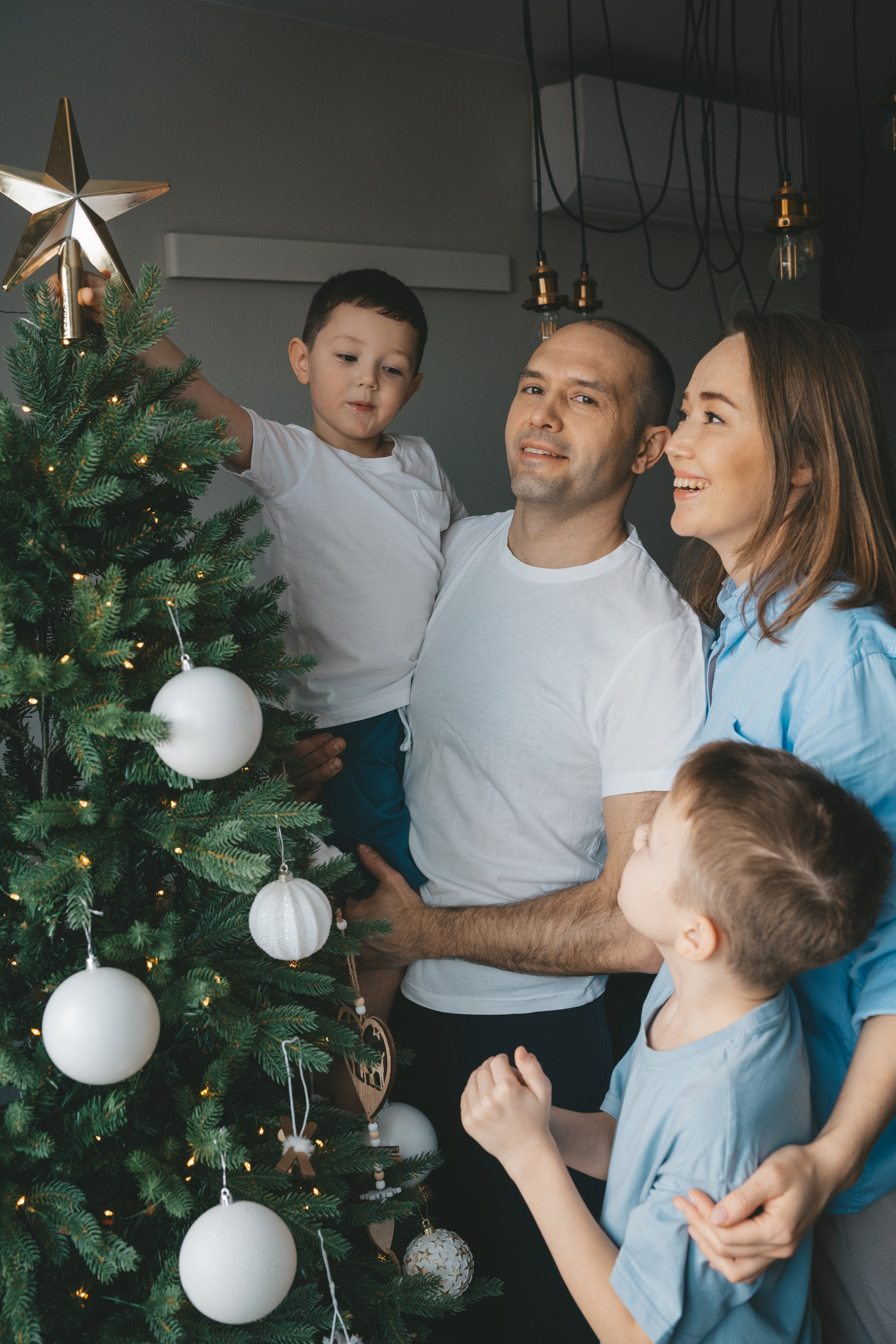 Новогодняя семейная съемка с двумя детьми. Фотограф Екатерина Канчалаба