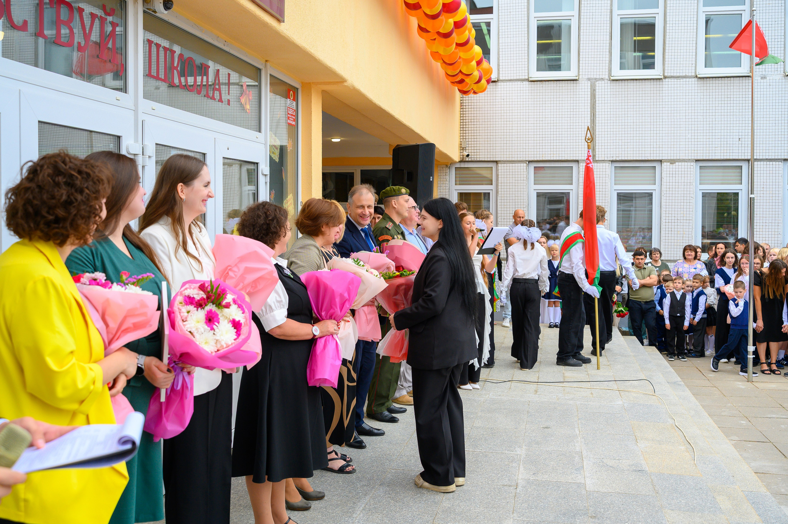 Вот звучит первый звонок, перед этим долгое приготовление к новому этапу в жизни, Яромир идет в школу. Фотоуслуги, услуги фотографа, фотографирование важных событий