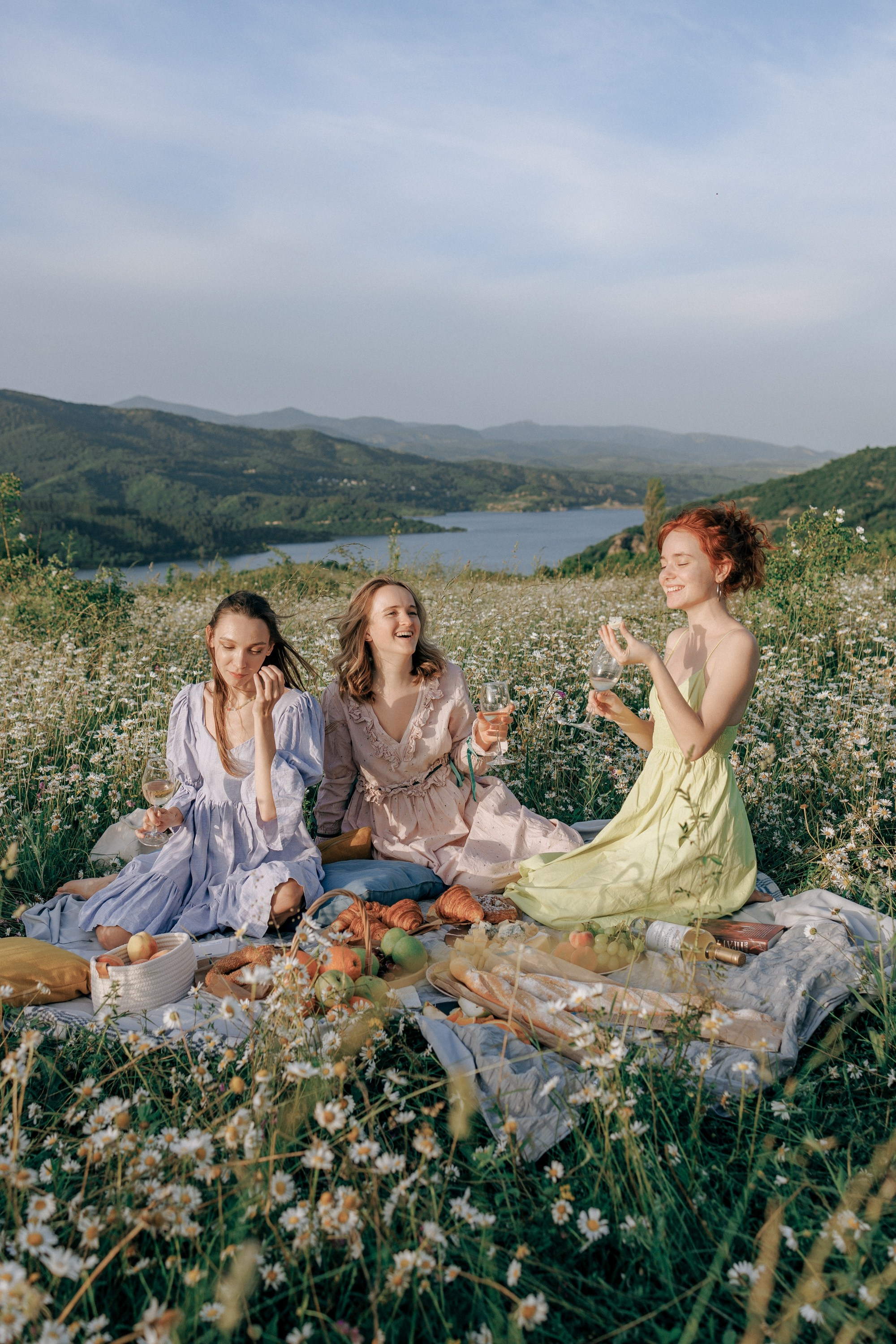 Picnic in the chamomile field in Georgia. Fedor Lemeshko — Destination Wedding and Family Lifestyle photographer